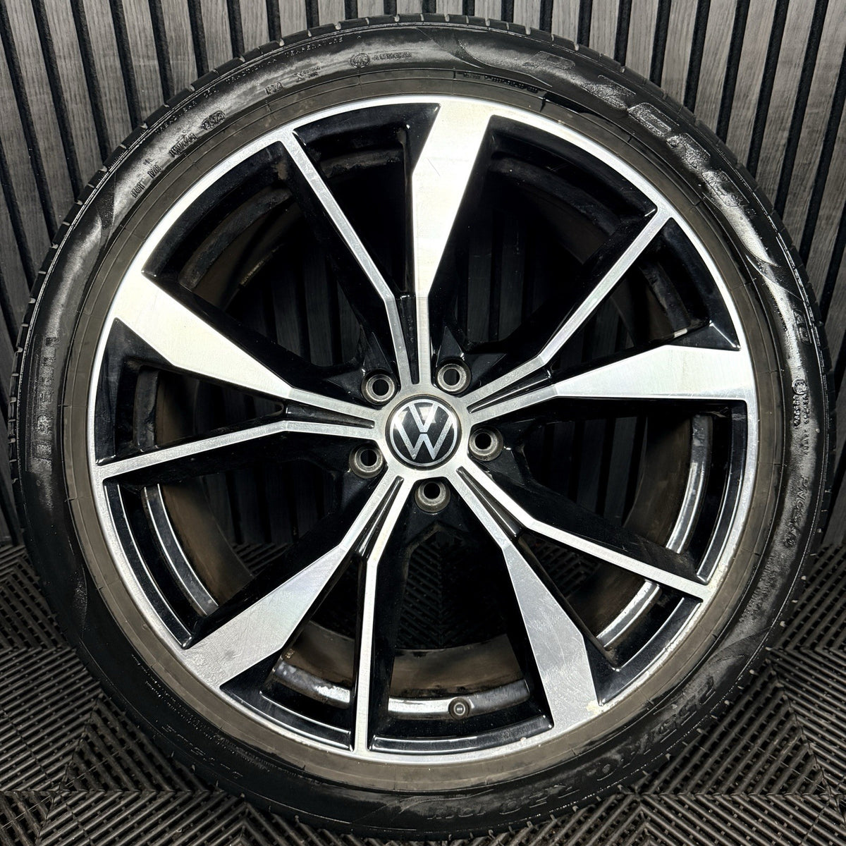 1X 20'' VW Tiguan Misano R Line 5NA601025AH Black DC Alloy Tyre Wheel Genuine