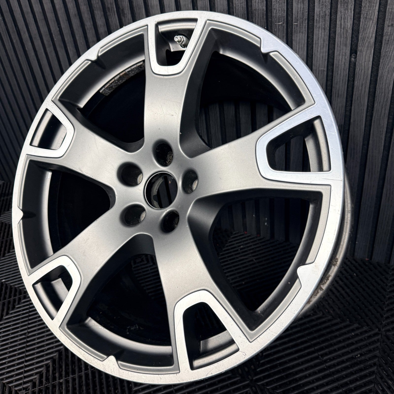 1X 20'' Maserati Levante 670044708 Alloy Wheel Single Rear Genuine