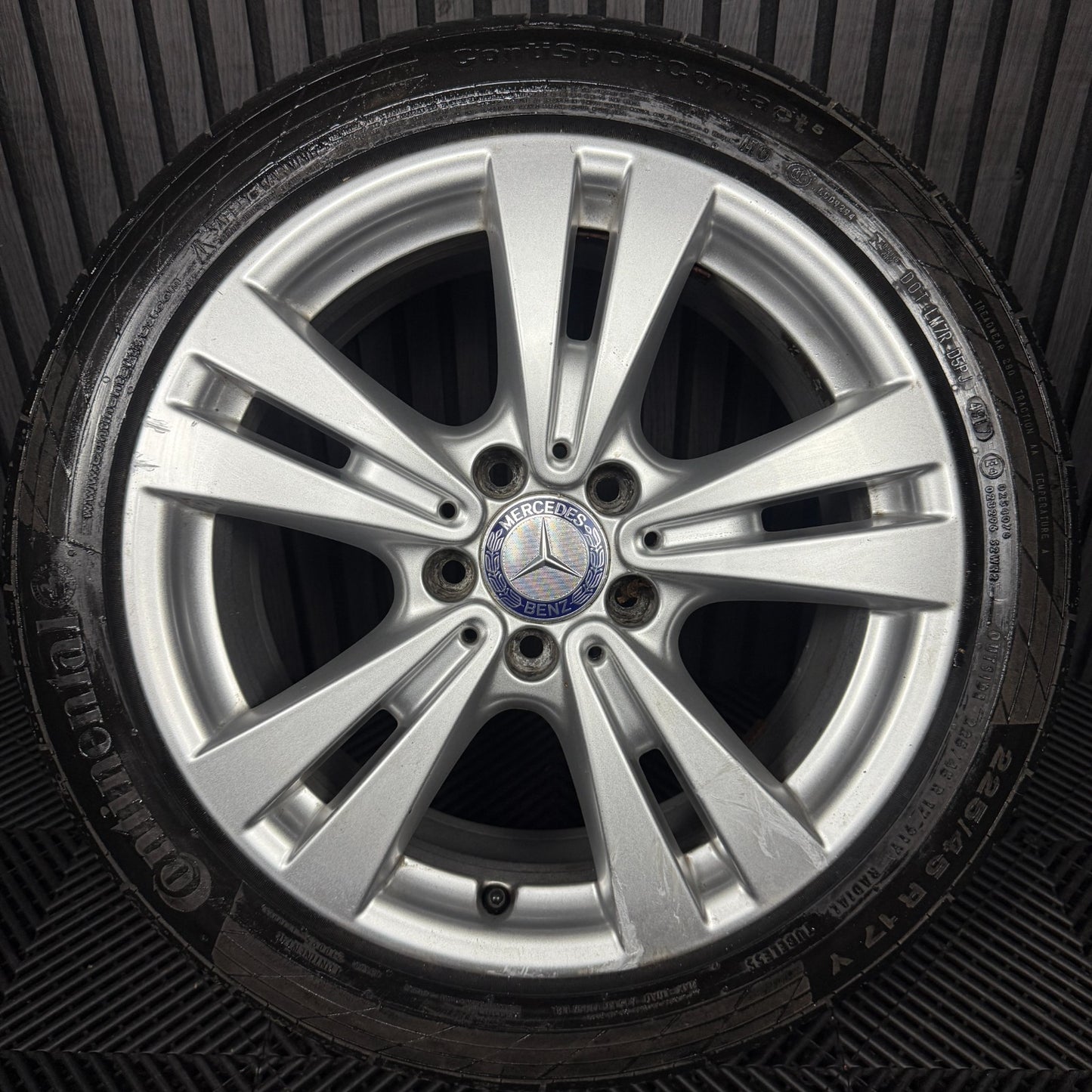 1X 17'' GENUINE MERCEDES A B CLASS CLA SILVER ALLOY WHEEL TYRE A2464011400