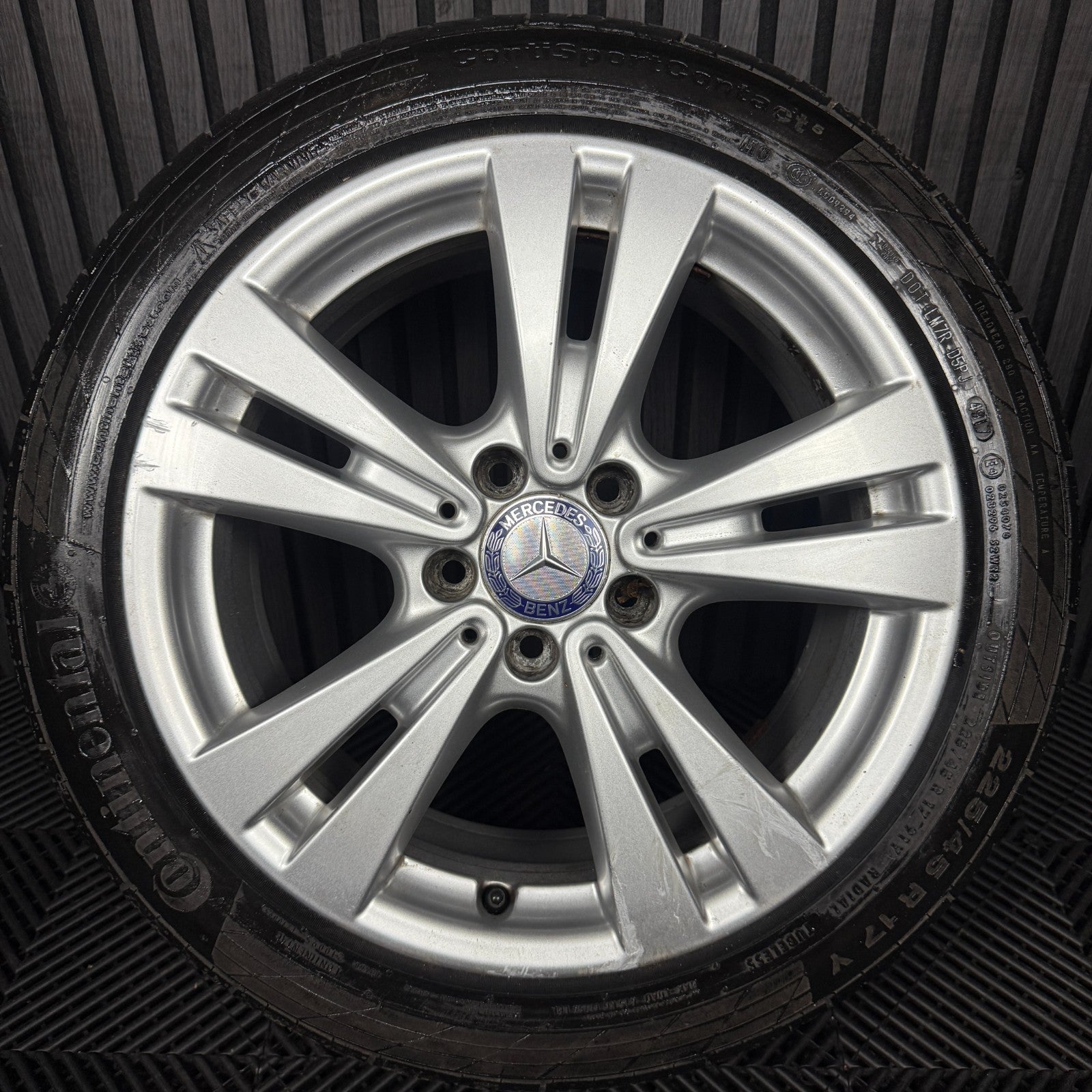 1X 17'' GENUINE MERCEDES A B CLASS CLA SILVER ALLOY WHEEL TYRE A2464011400