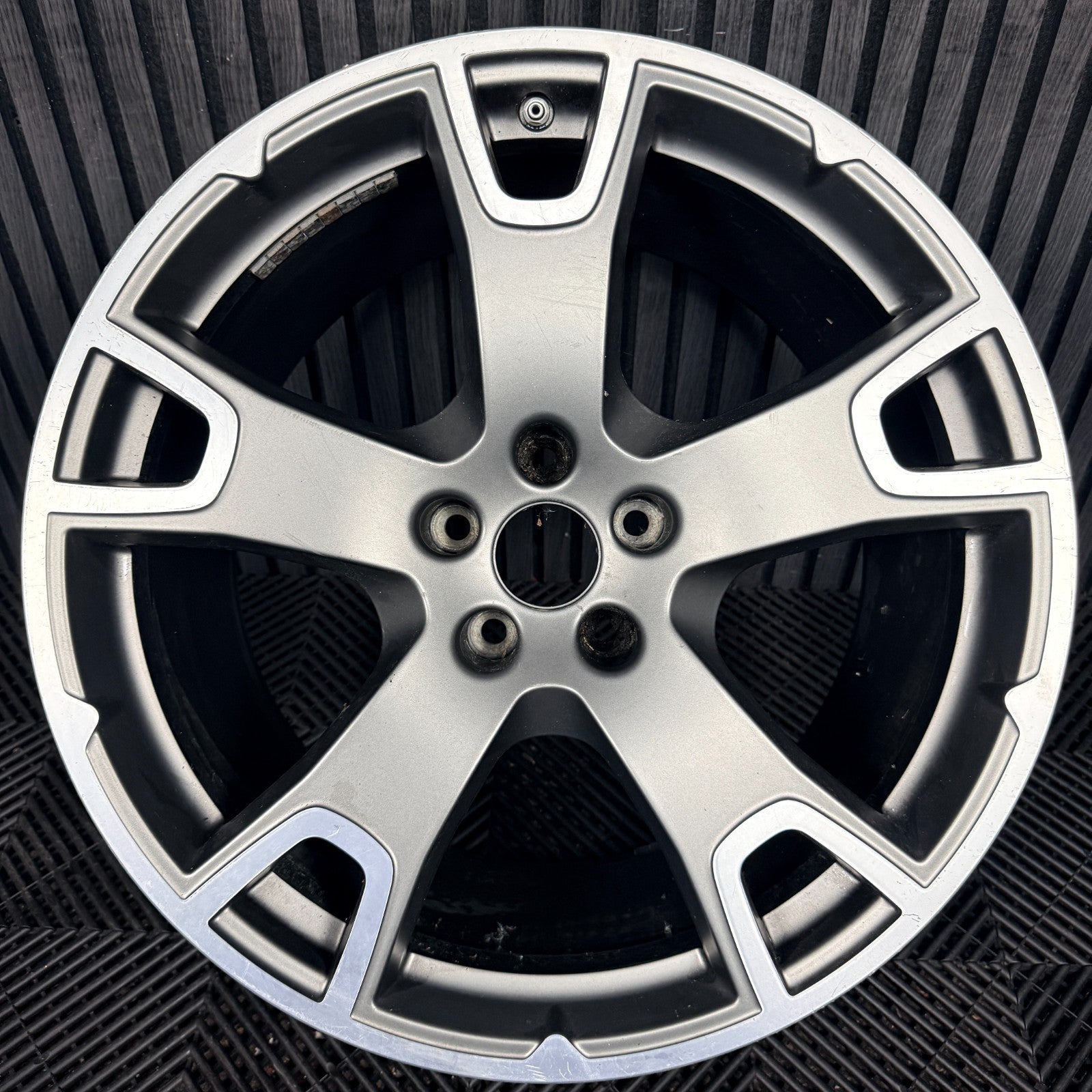 1X 20'' Maserati Levante 670044708 Alloy Wheel Single Rear Genuine