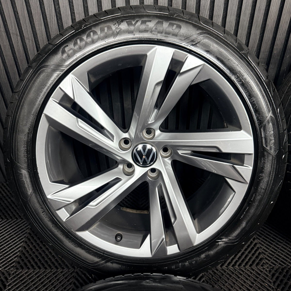 19'' VW Tiguan R Line Valencia Grey Alloy Wheels Tyre Alloys 5NA601025AG Genuine