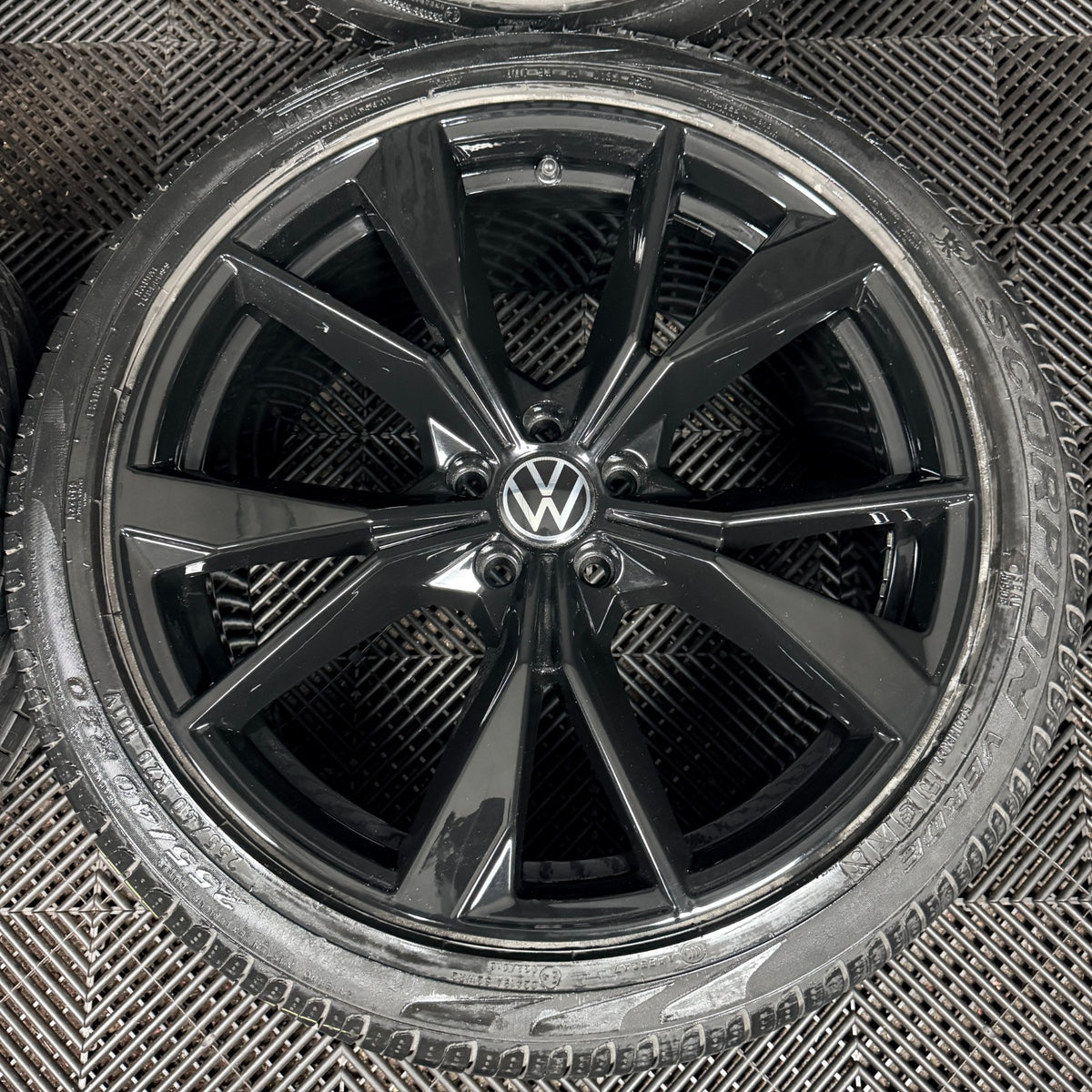 20'' VW Tiguan R Line Misano Black Alloy Wheels Tyres Alloys 5NA601025AH Genuine