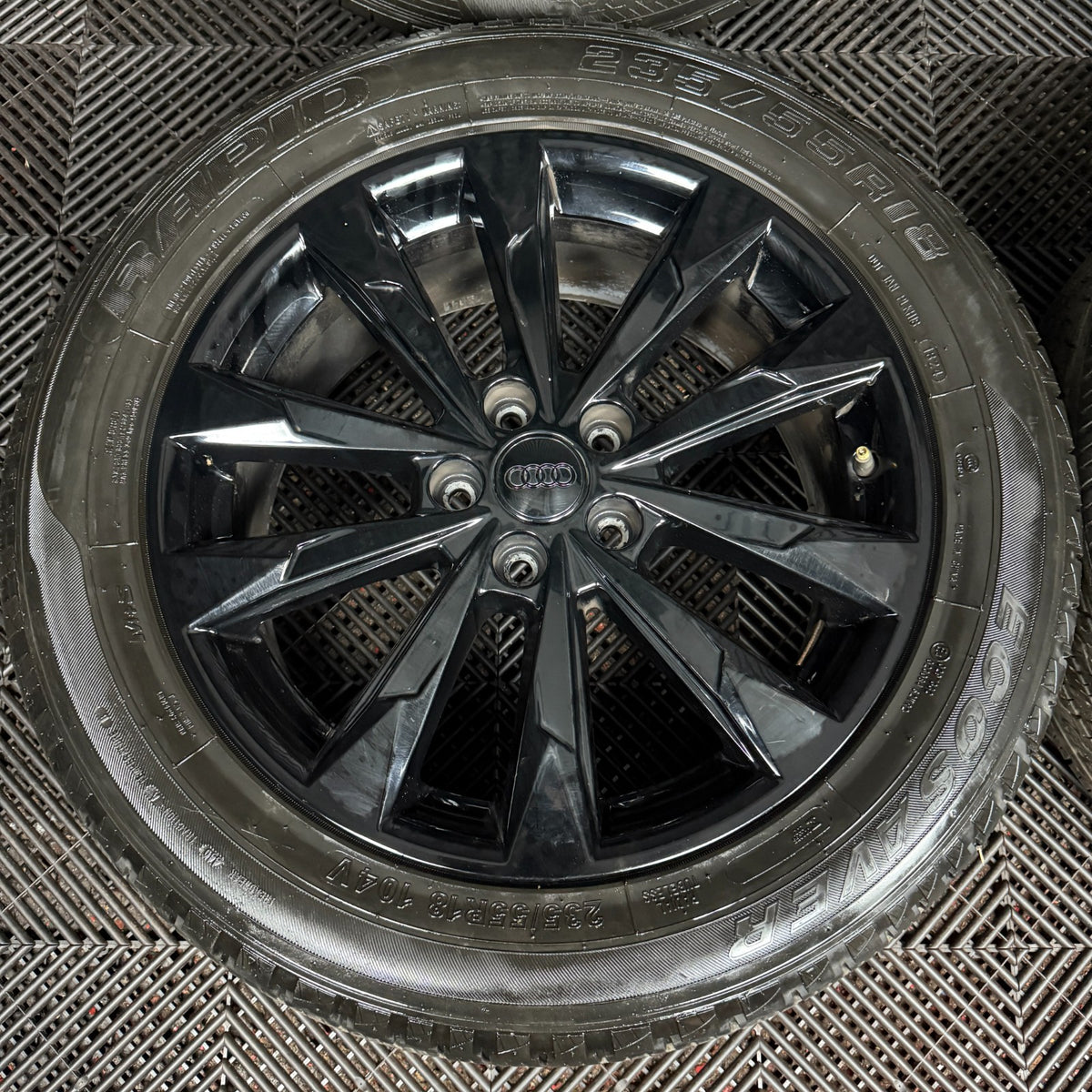 18'' GENUINE AUDI Q3 10 SPOKE ALLOY WHEELS TYRE ALLOYS 83A601025G