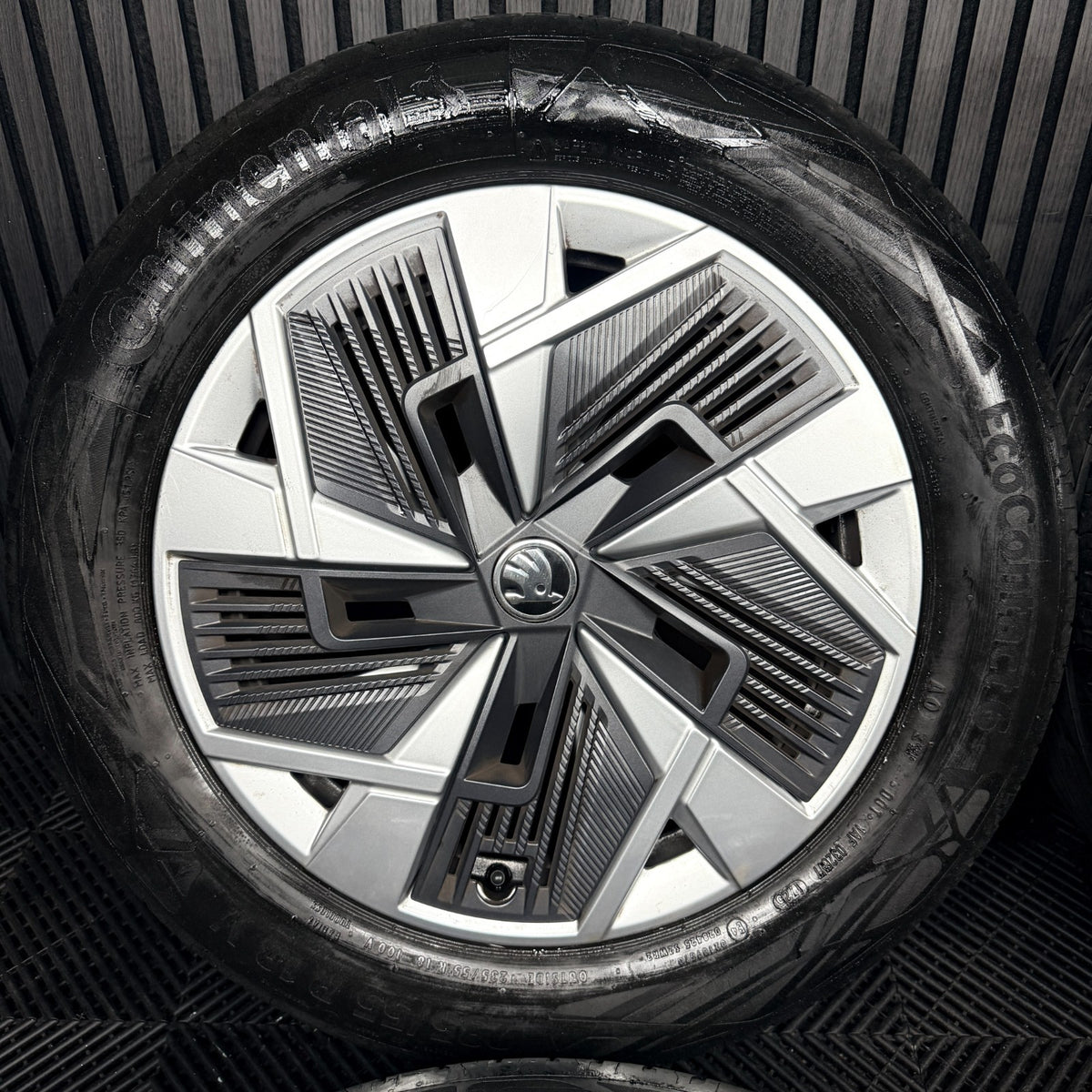 18'' Skoda Kodiaq Alloy Wheels Tyres Plastic Inserts MK2 57H601025 Genuine