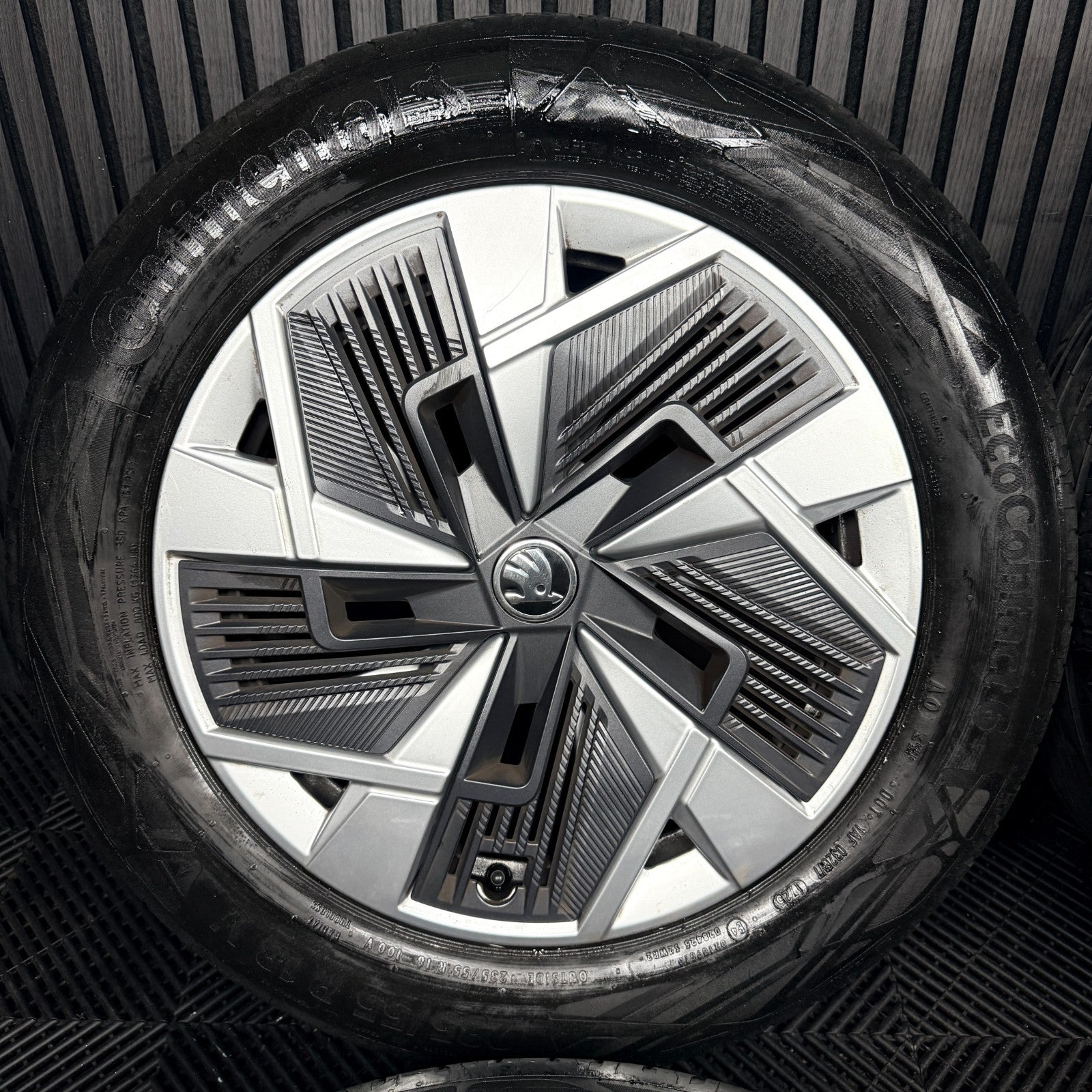 18'' Skoda Kodiaq Alloy Wheels Tyres Plastic Inserts MK2 57H601025 Genuine