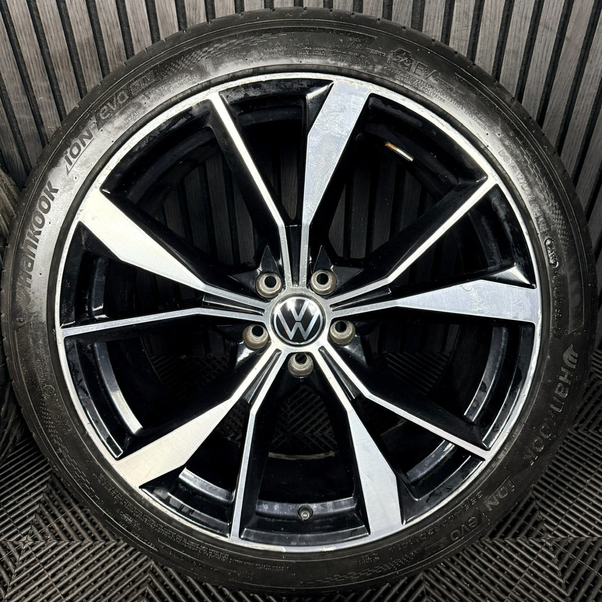 20'' VW Tiguan R Line Misano Alloy Wheels Tyres Alloys 5NA601025AH Genuine
