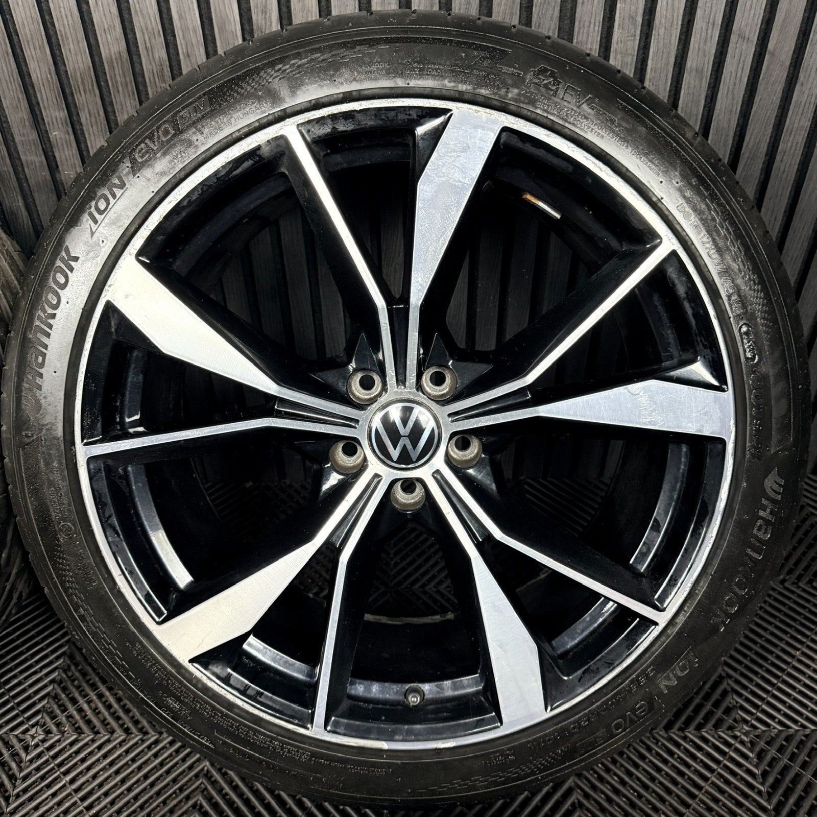20'' VW Tiguan R Line Misano Alloy Wheels Tyres Alloys 5NA601025AH Genuine