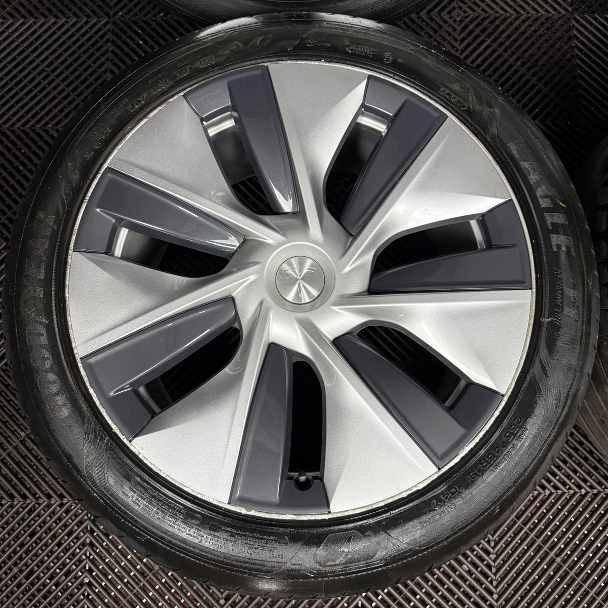 19'' GENUINE TESLA MODEL Y SILVER WITH CAPS ALLOYS WHEELS 1188222-00-B