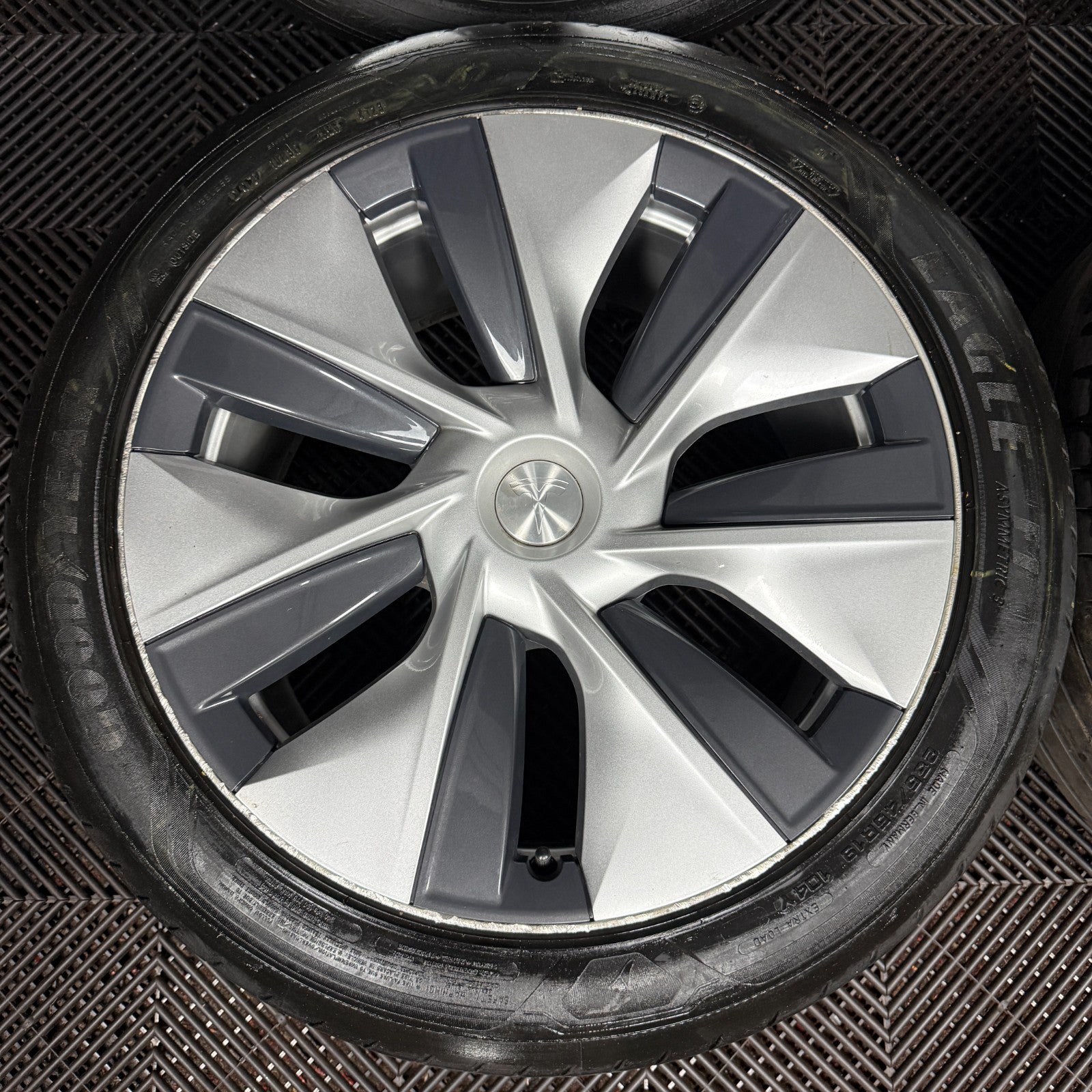 19'' GENUINE TESLA MODEL Y SILVER WITH CAPS ALLOYS WHEELS 1188222-00-B