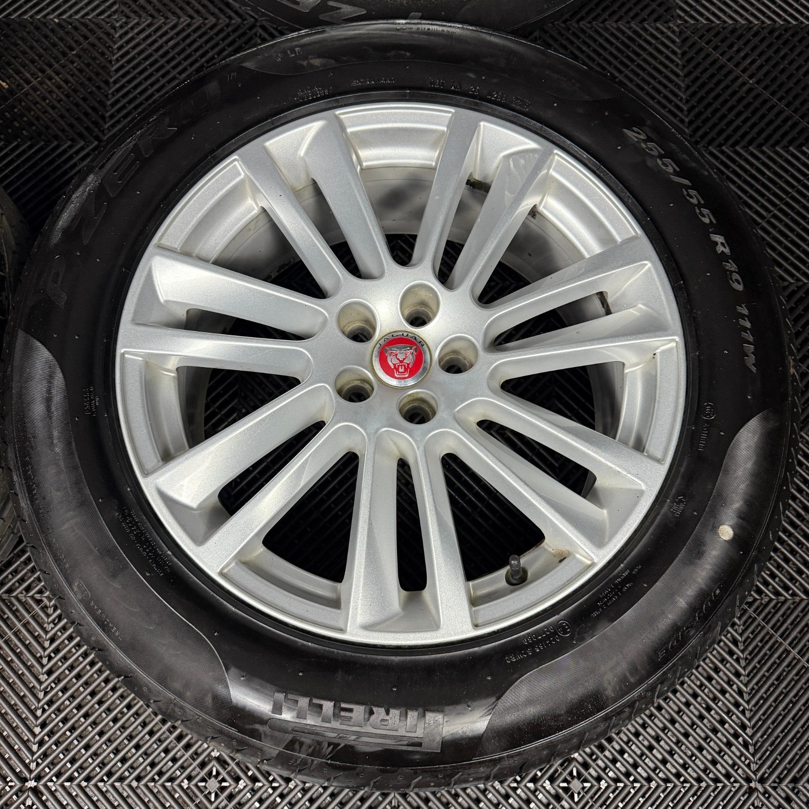 19'' GENUINE JAGUAR F PACE SILVER 7 DOUBLE SPOKE ALLOY WHEELS TYRES HK83-1007-DA