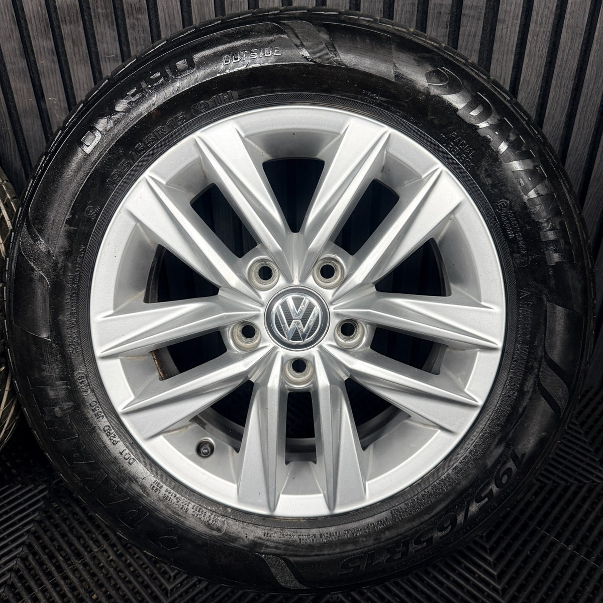15'' VW Caddy Mk4 Mk3 Caloundra Silver Alloys Wheels Tyres 2K5601025L Genuine