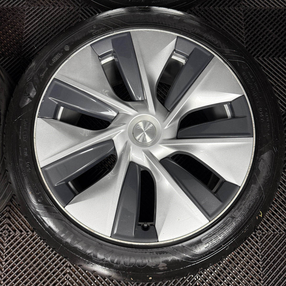 19'' GENUINE TESLA MODEL Y SILVER WITH CAPS ALLOYS WHEELS 1188222-00-B