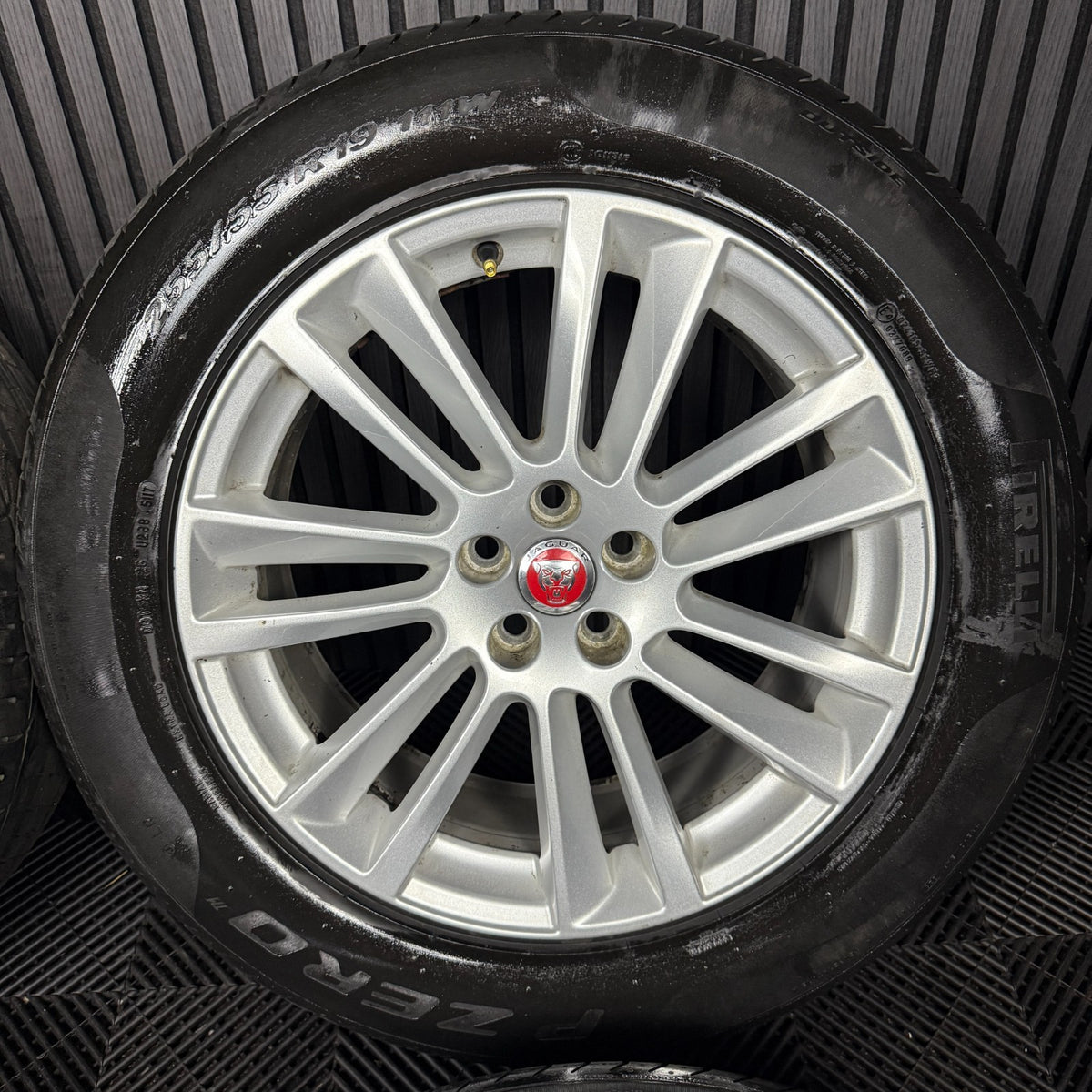 19'' GENUINE JAGUAR F PACE SILVER 7 DOUBLE SPOKE ALLOY WHEELS TYRES HK83-1007-DA