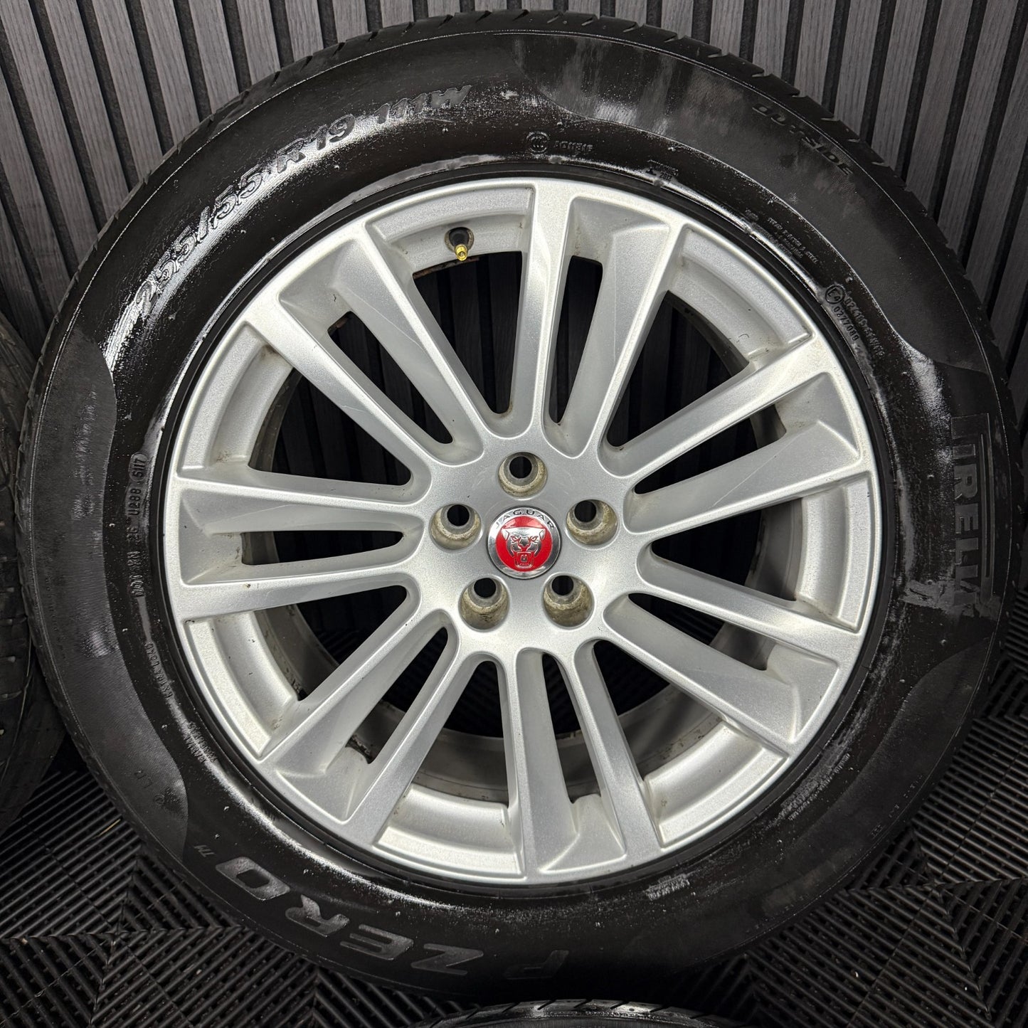 19'' GENUINE JAGUAR F PACE SILVER 7 DOUBLE SPOKE ALLOY WHEELS TYRES HK83-1007-DA