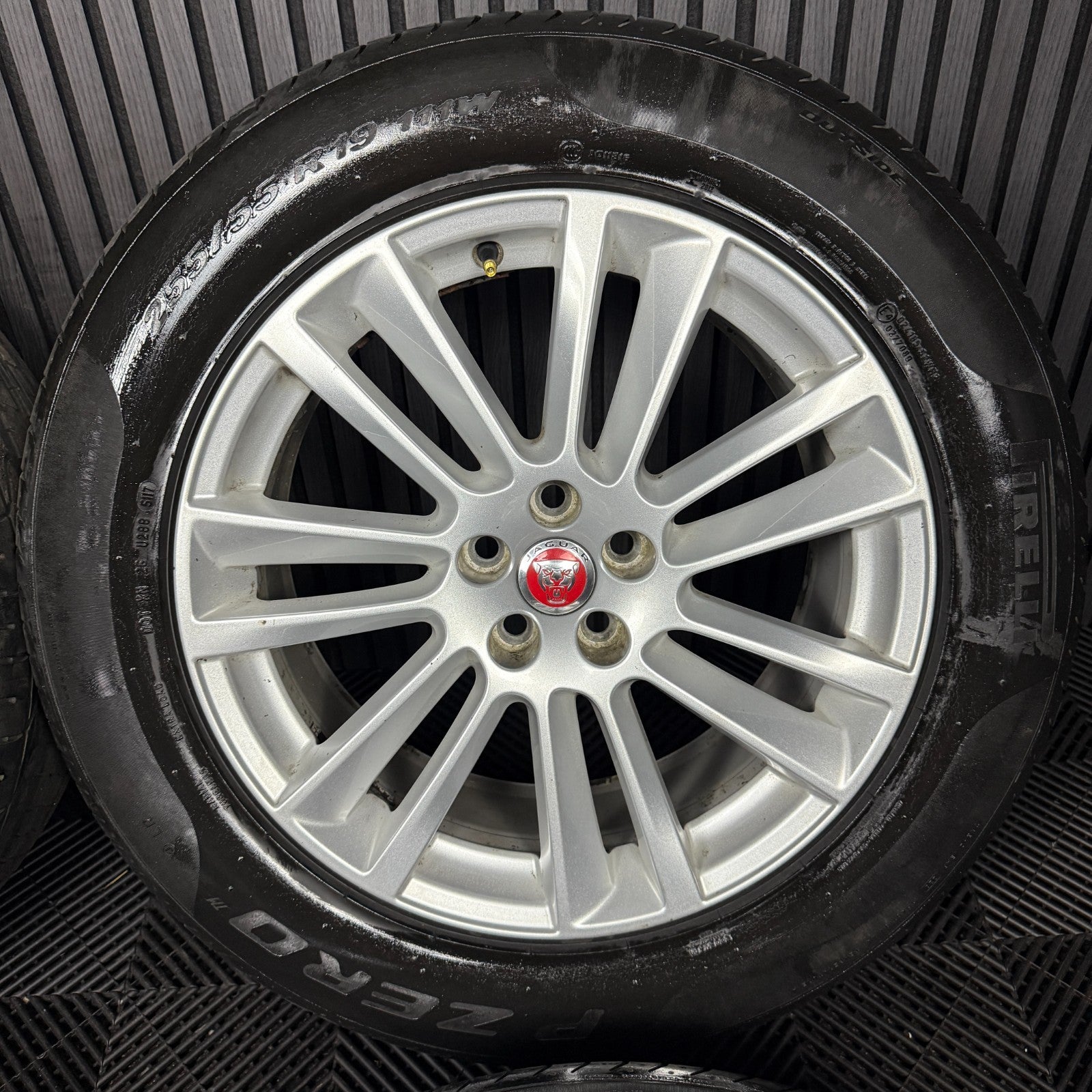 19'' GENUINE JAGUAR F PACE SILVER 7 DOUBLE SPOKE ALLOY WHEELS TYRES HK83-1007-DA