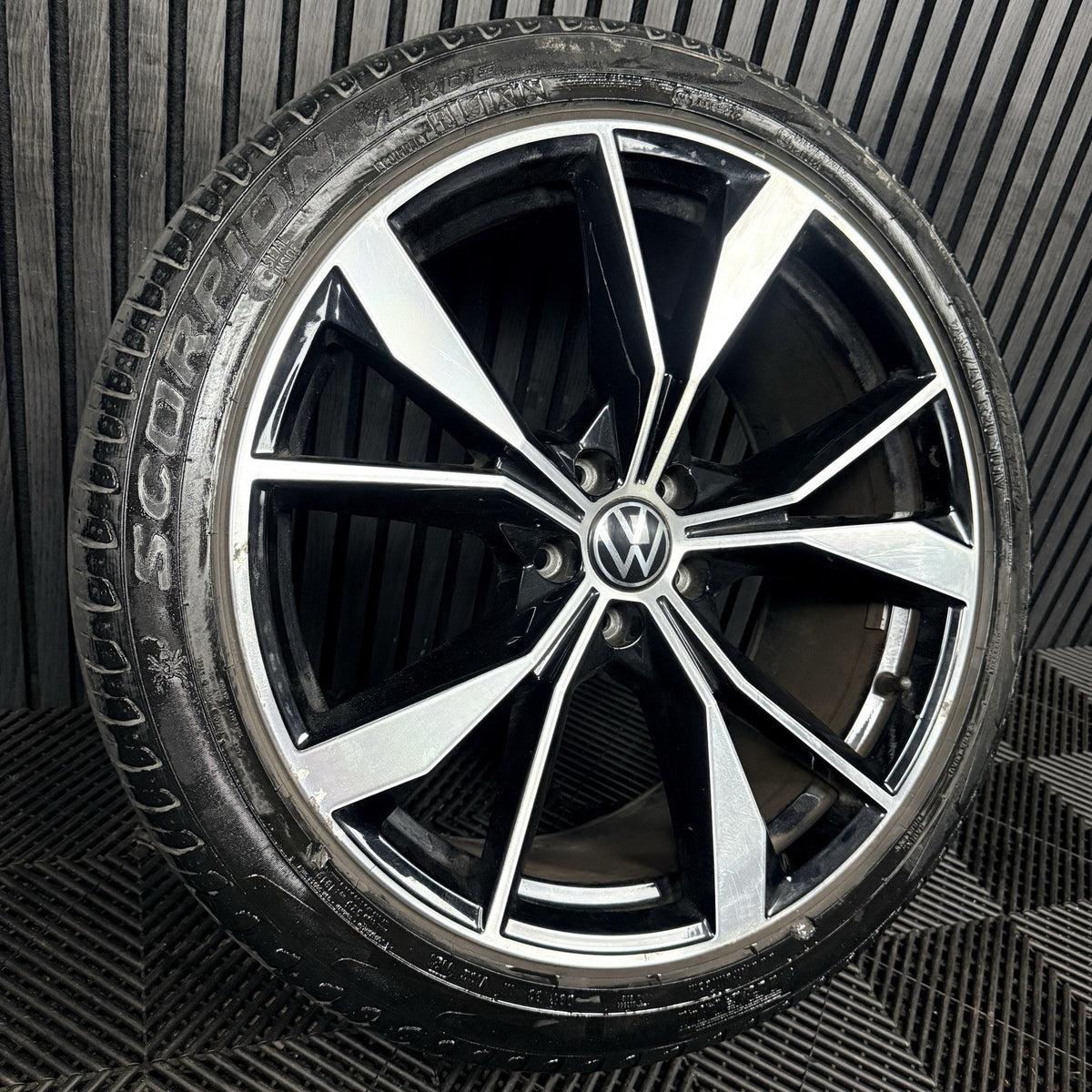 1X 20'' VW Tiguan Misano R Line 5NA601025AH Black DC Alloy Tyre Wheel Genuine
