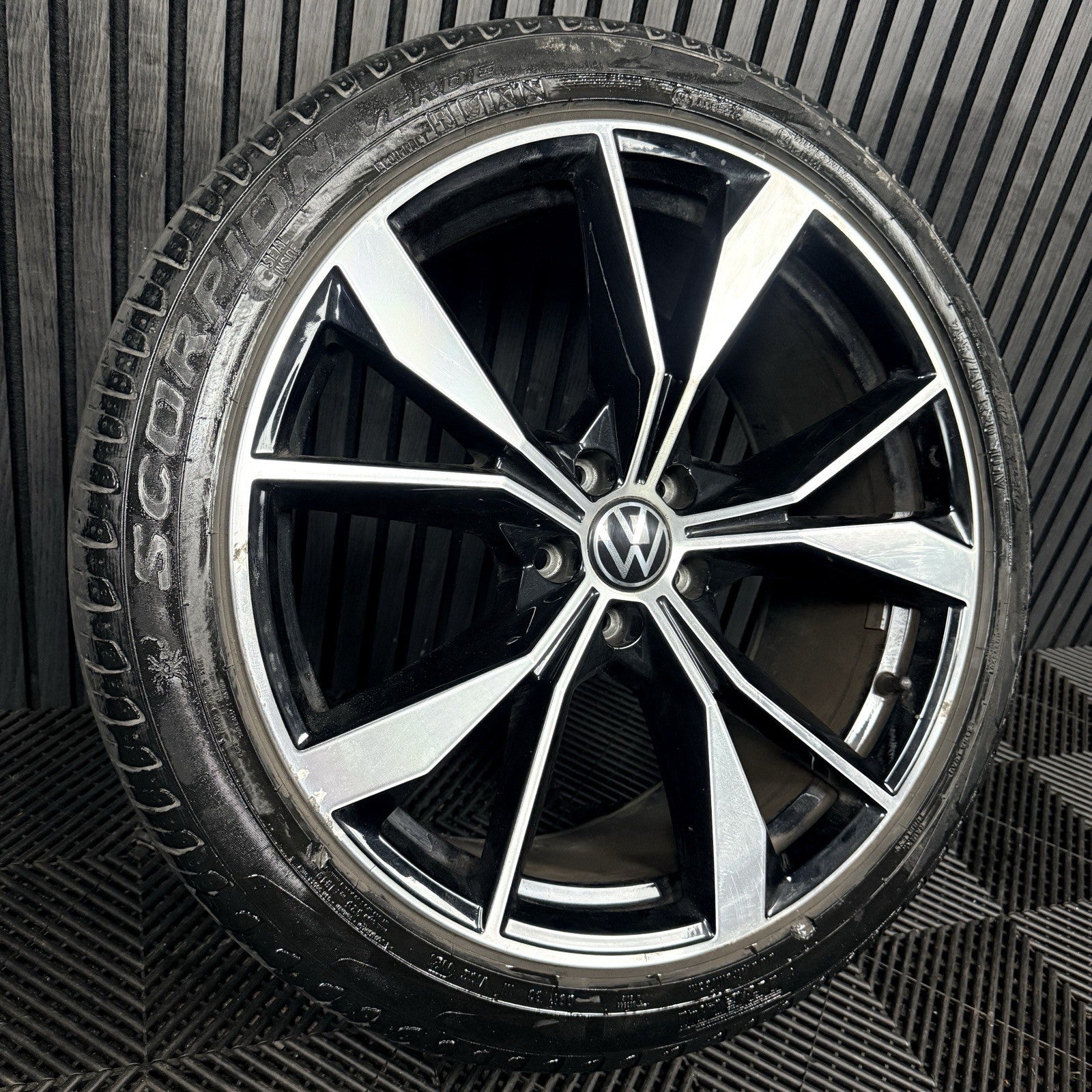 1X 20'' VW Tiguan Misano R Line 5NA601025AH Black DC Alloy Tyre Wheel Genuine
