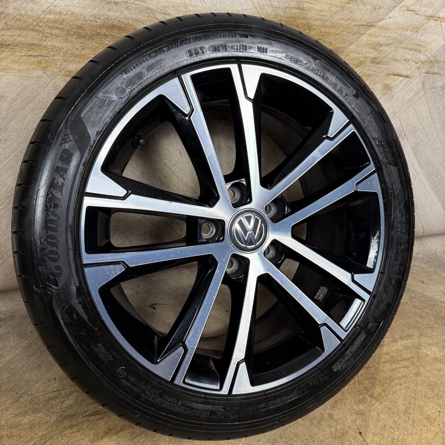 1X 17'' GENUINE VW GOLF GT SINGSPORE GTD GTI MK7 ALLOY WHEEL TYRE 5G0601025AK