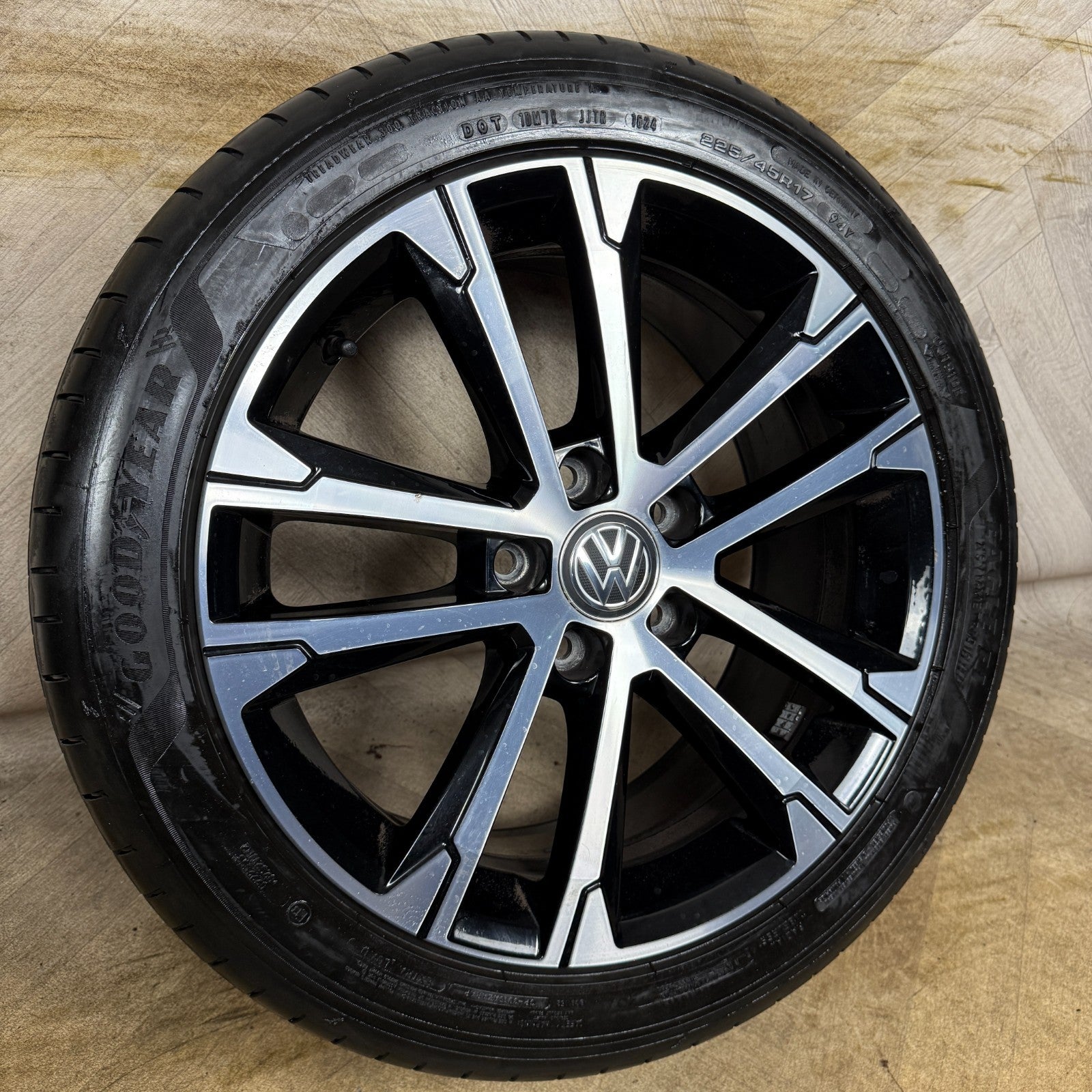 1X 17'' GENUINE VW GOLF GT SINGSPORE GTD GTI MK7 ALLOY WHEEL TYRE 5G0601025AK