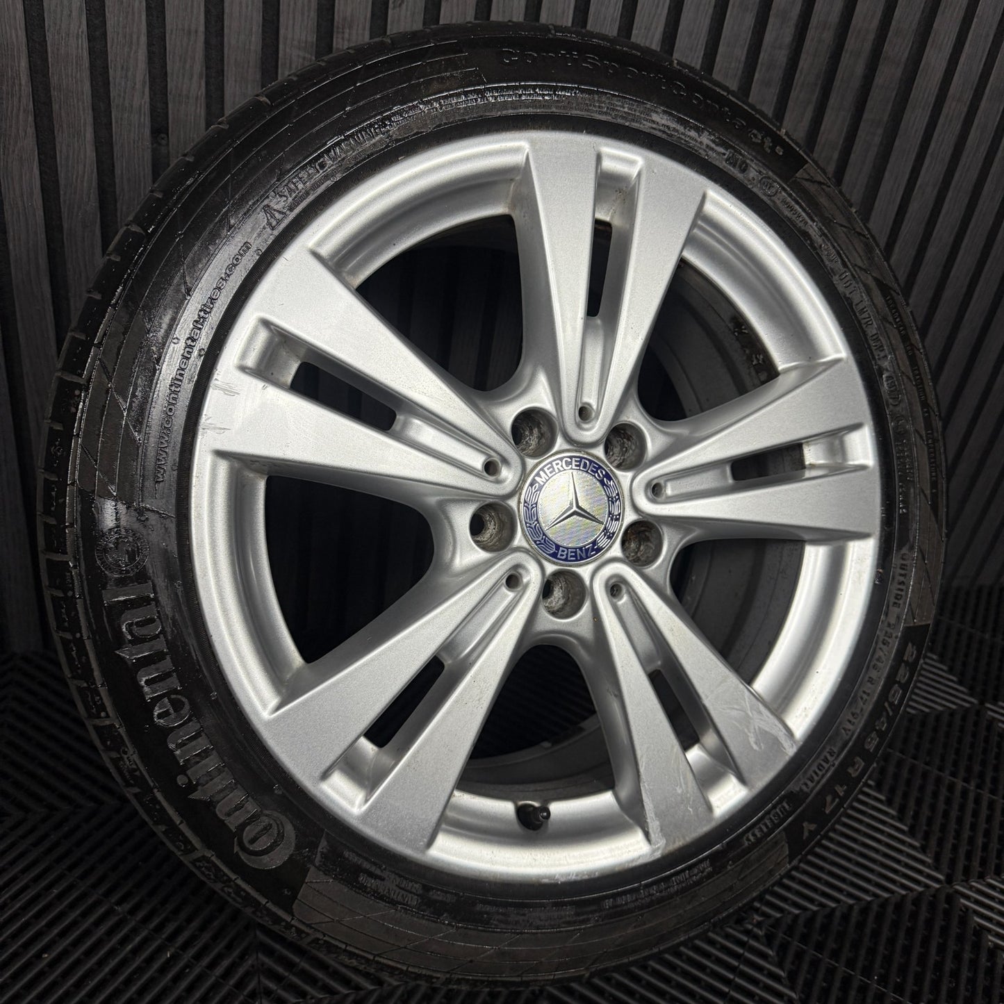 1X 17'' GENUINE MERCEDES A B CLASS CLA SILVER ALLOY WHEEL TYRE A2464011400