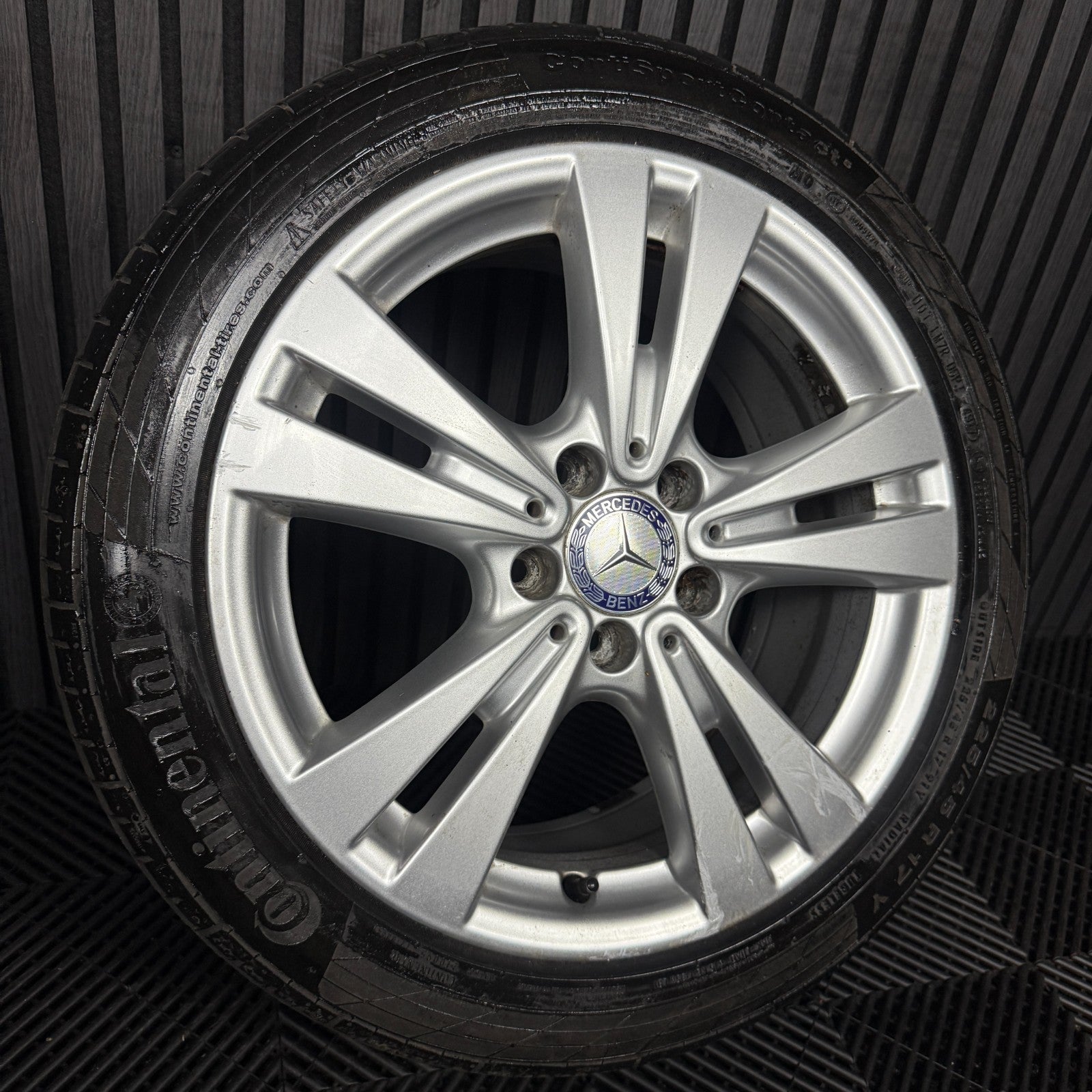 1X 17'' GENUINE MERCEDES A B CLASS CLA SILVER ALLOY WHEEL TYRE A2464011400