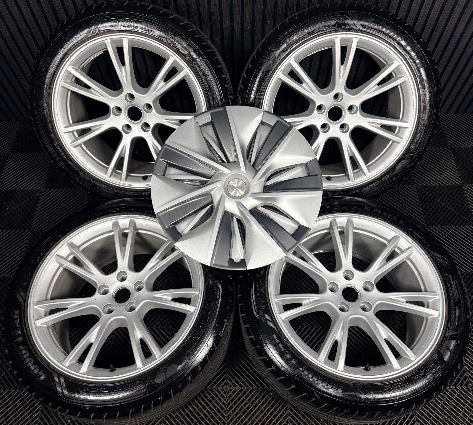 19'' Tesla Model Y Silver Alloy Wheels with Caps 1188222-00-B Genuine