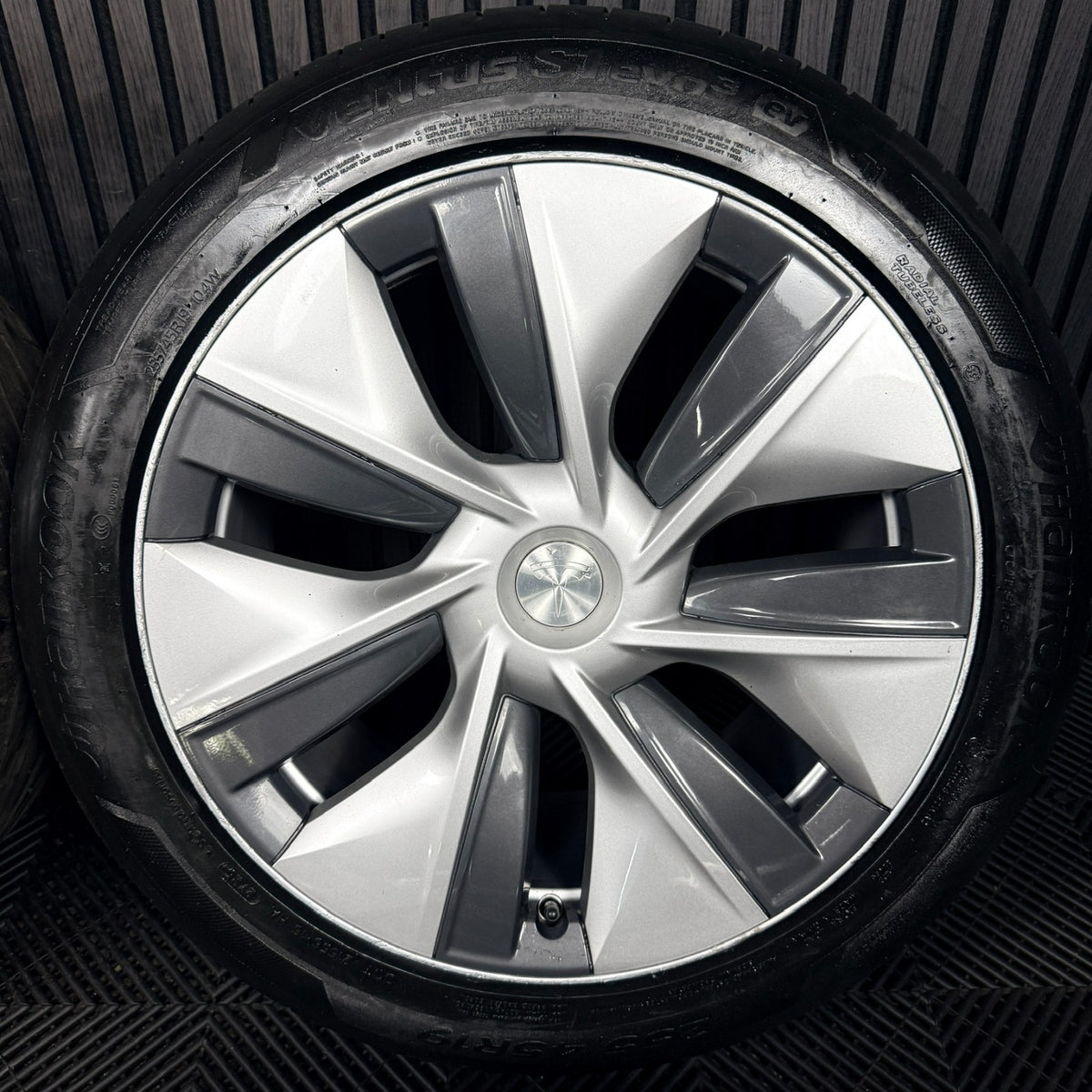 19'' Tesla Model Y Silver With Caps Alloys Wheels 1188222-00-B Genuine