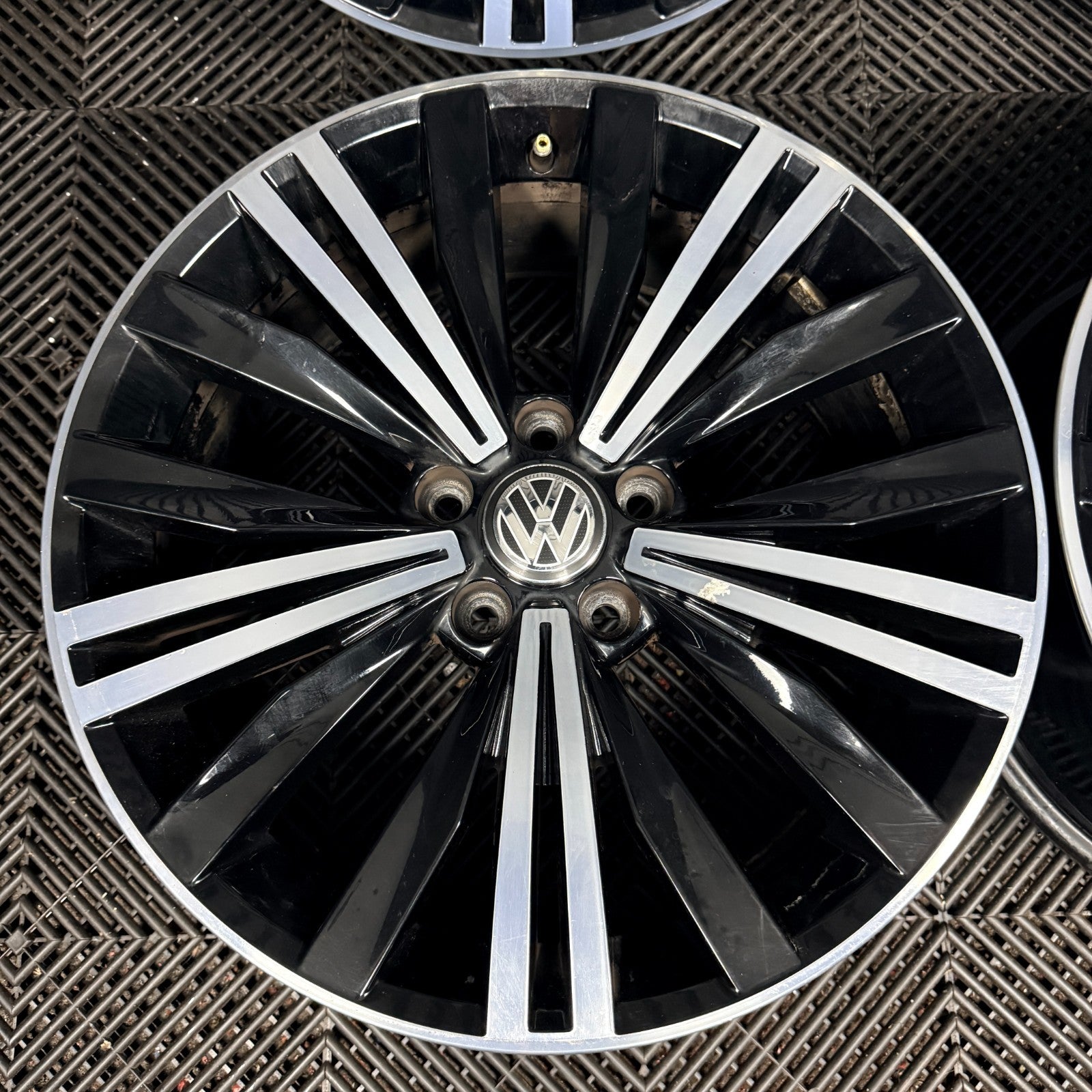 18'' Vw Tiguan Patagonia Mk2 Alloy Wheels Tyres Alloys 5NA601025C Genuine