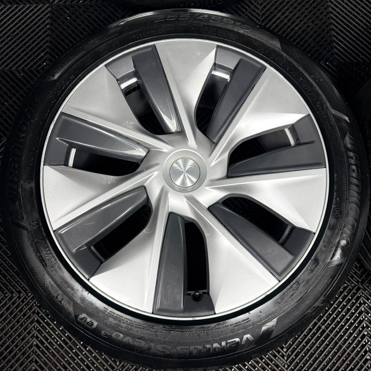 19'' Tesla Model Y Silver With Caps Alloys Wheels 1188222-00-B Genuine