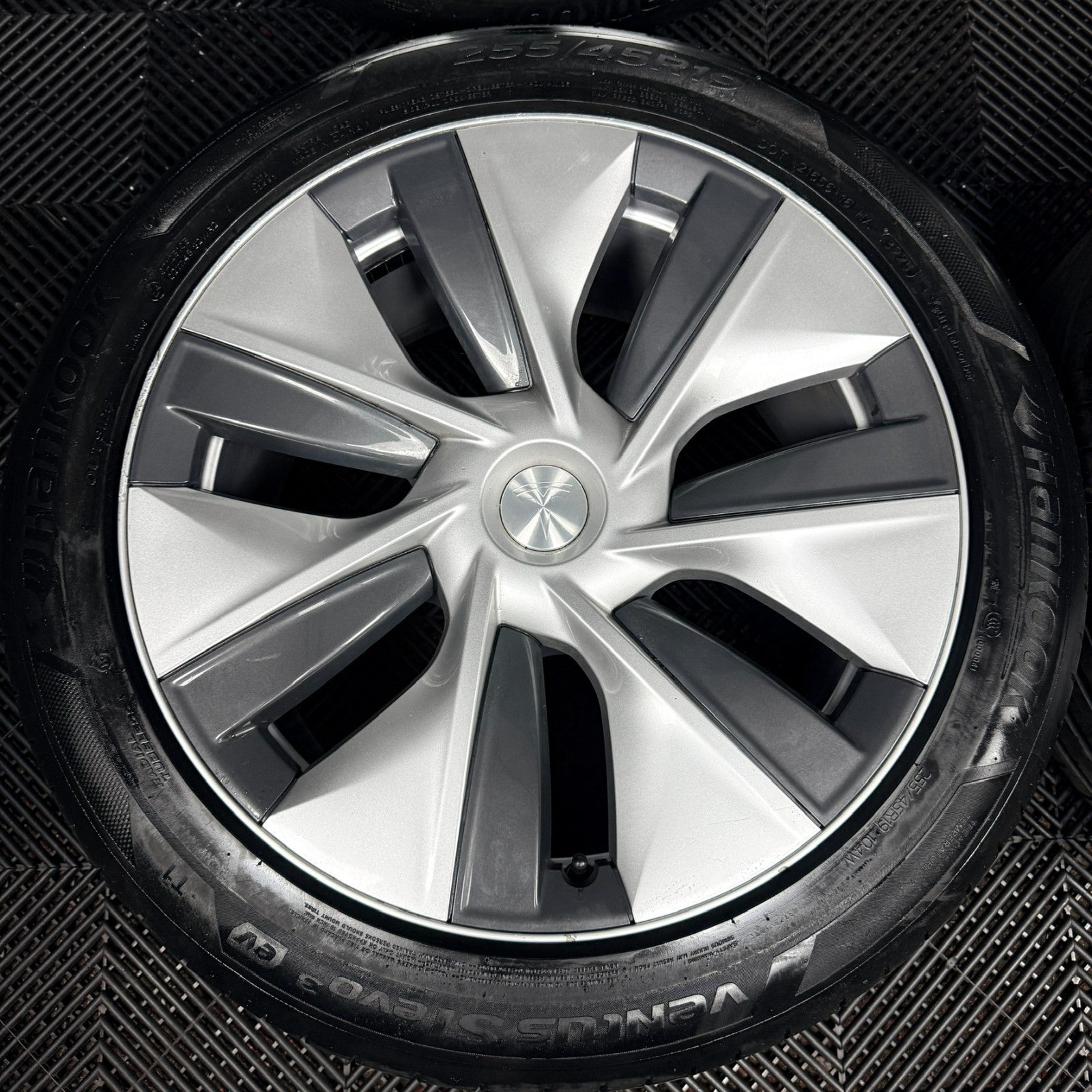 19'' Tesla Model Y Silver With Caps Alloys Wheels 1188222-00-B Genuine