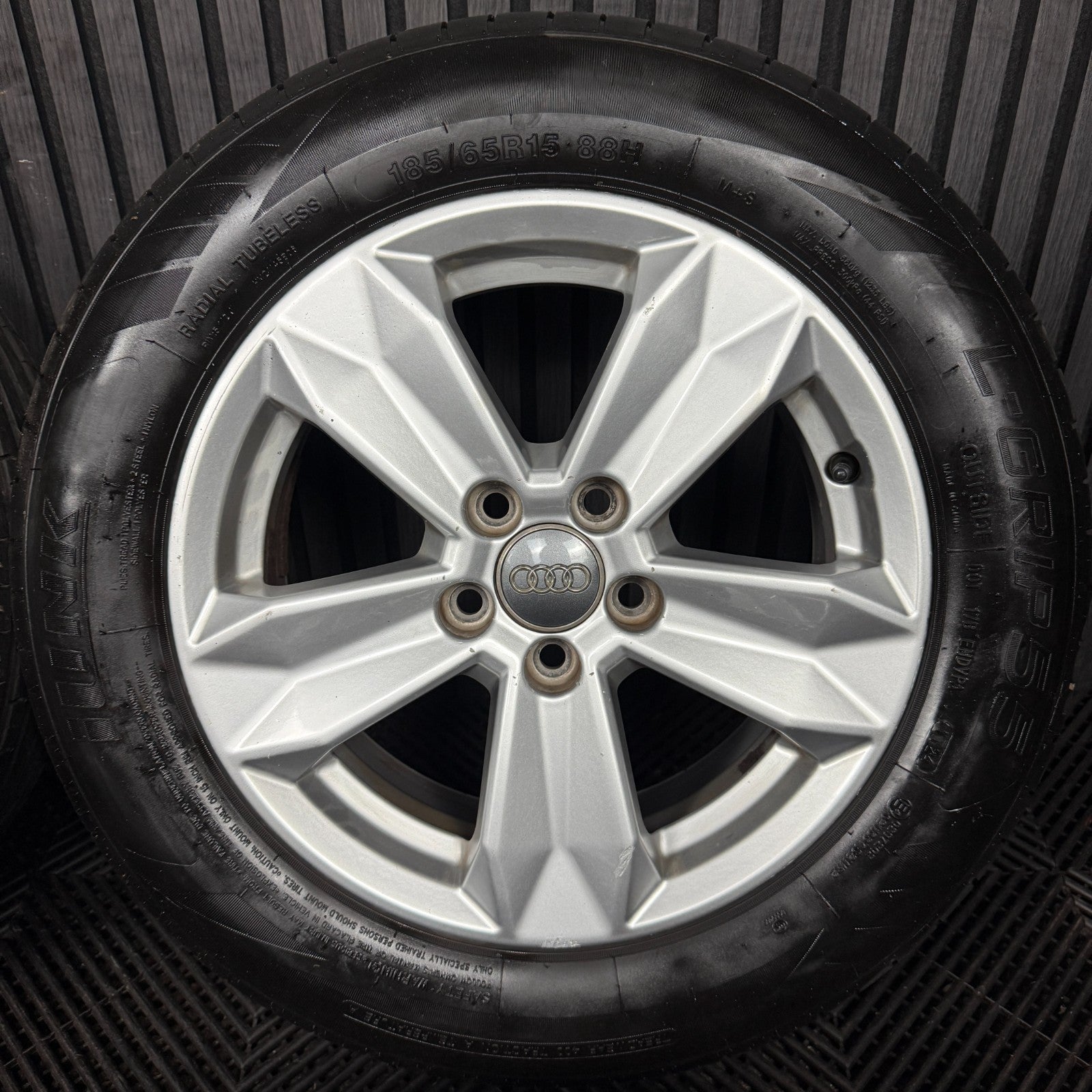 15'' GENUINE AUDI A1 5 SPOKE ALLOY WHEELS ALLOYS TYRES 82A601025