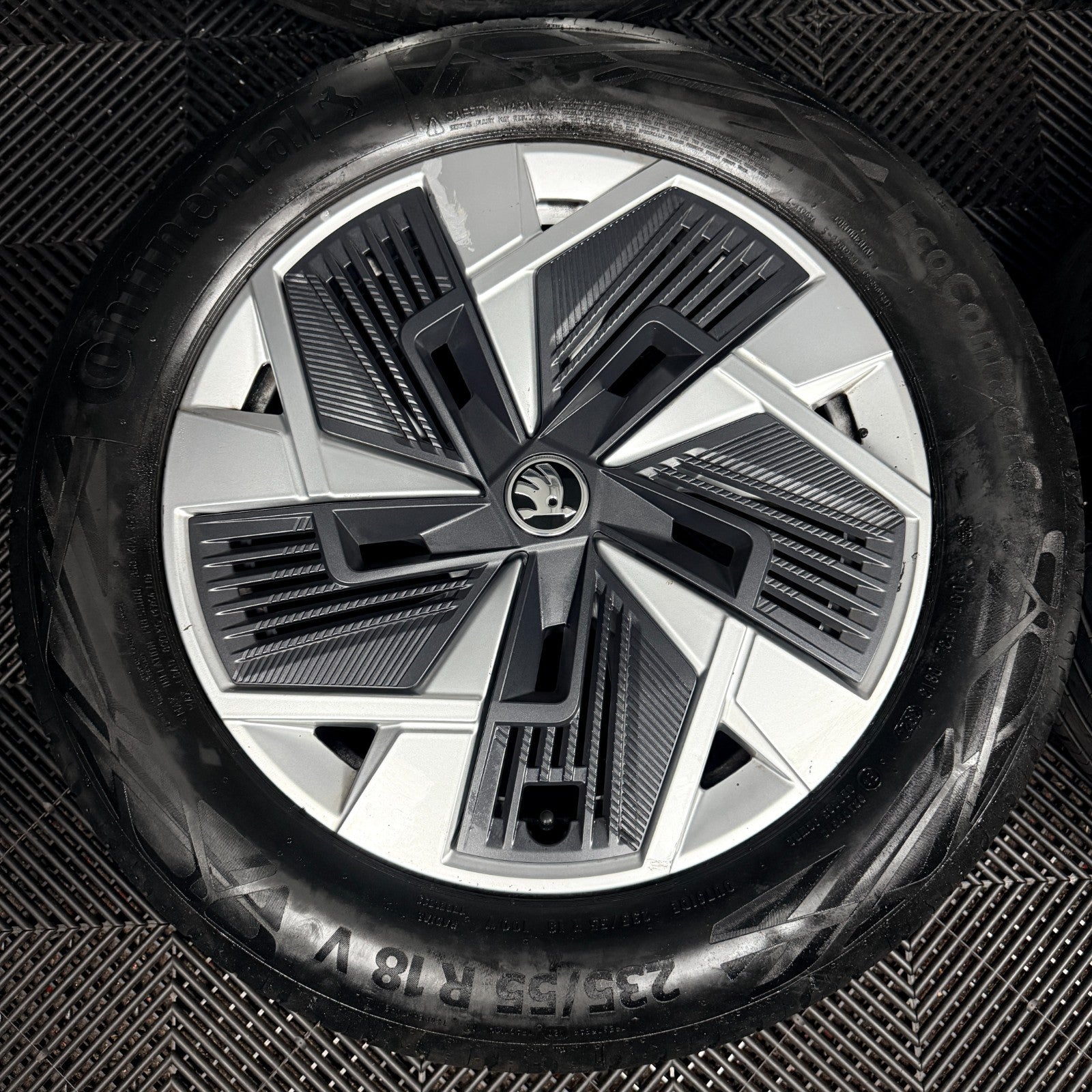 18'' Skoda Kodiaq Alloy Wheels Tyres Plastic Inserts MK2 57H601025 Genuine