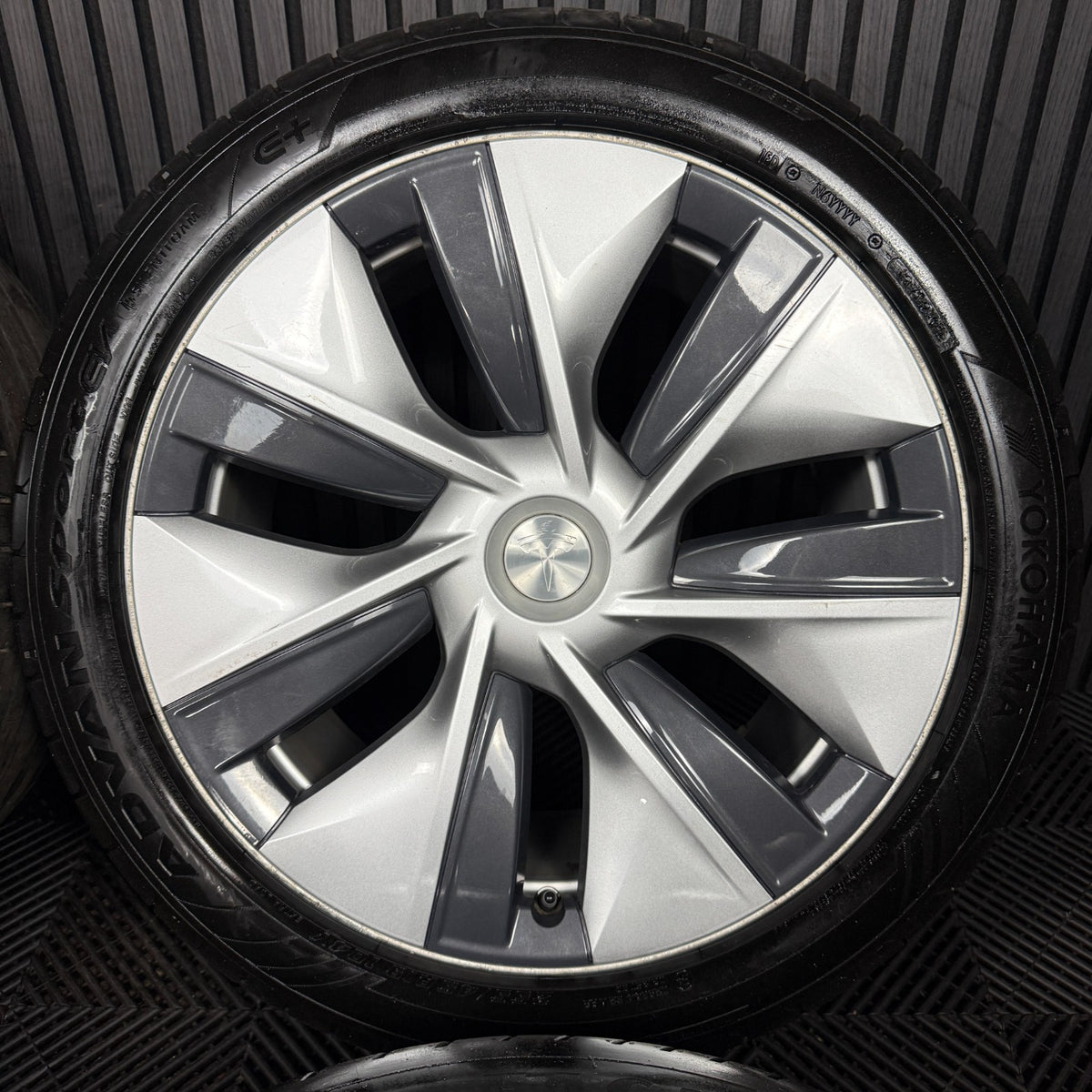 19'' GENUINE TESLA MODEL Y SILVER WITH CAPS ALLOYS WHEELS 1188222-00-B
