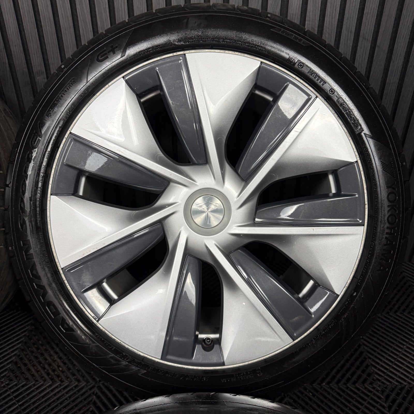 19'' GENUINE TESLA MODEL Y SILVER WITH CAPS ALLOYS WHEELS 1188222-00-B