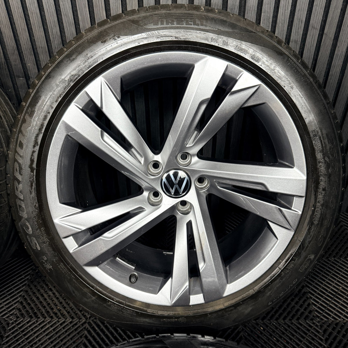 19'' VW Tiguan R Line Valencia Grey Alloy Wheels Tyre Alloys 5NA601025AG Genuine