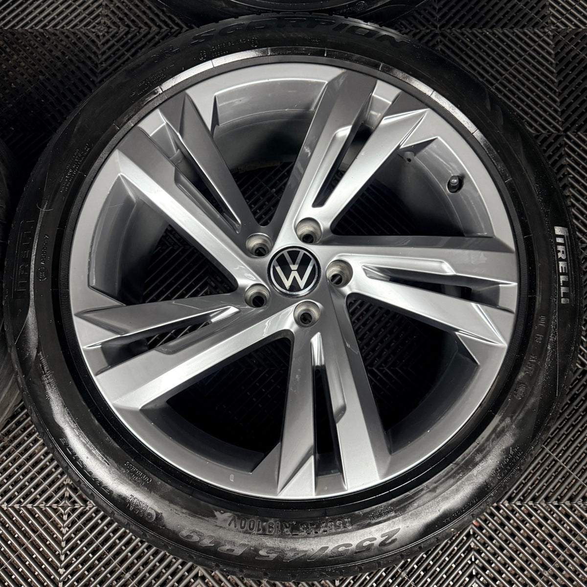 19'' VW Tiguan R Line Valencia Grey Alloy Wheels Tyre Alloys 5NA601025AG Genuine