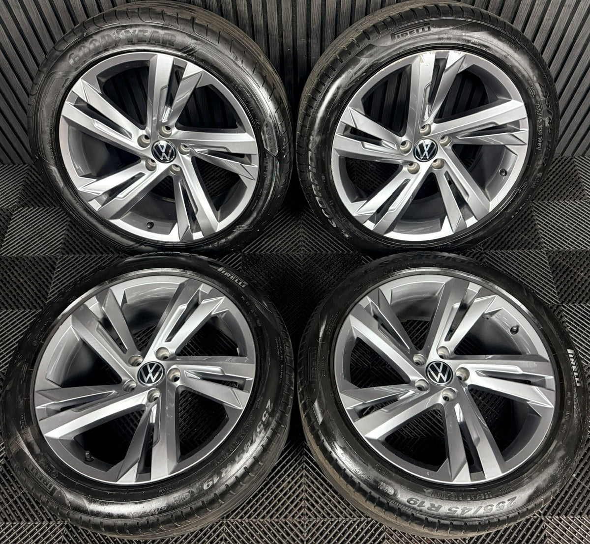 19'' VW Tiguan R Line Valencia Grey Alloy Wheels Tyre Alloys 5NA601025AG Genuine