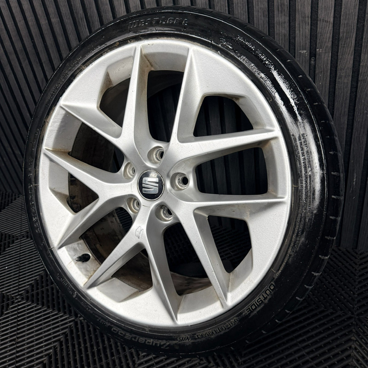 1X 18'' Seat Leon FR Performance MK3 Alloy Wheel Tyre Single Genuine 5F0601025F