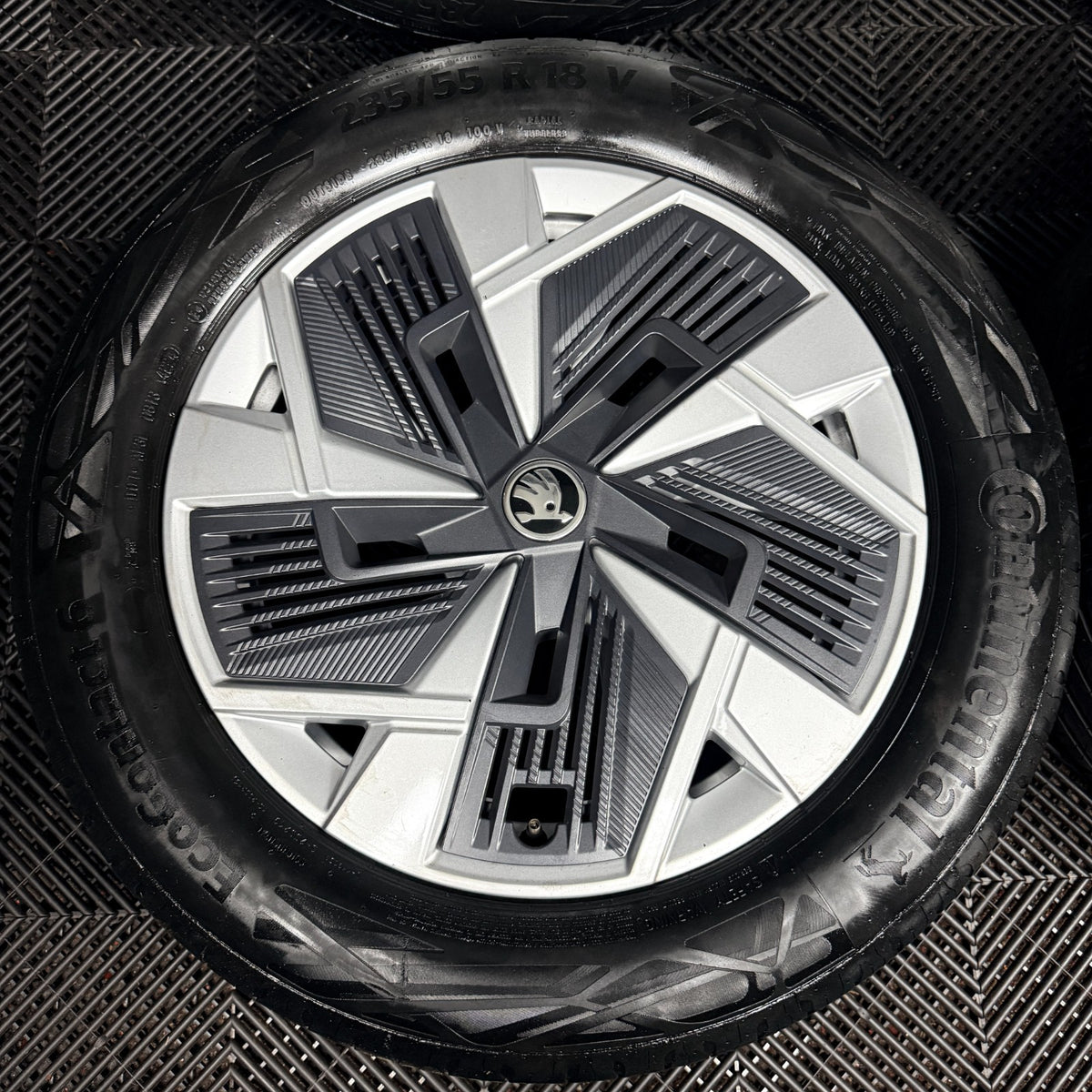 18'' Skoda Kodiaq Alloy Wheels Tyres Plastic Inserts MK2 57H601025 Genuine