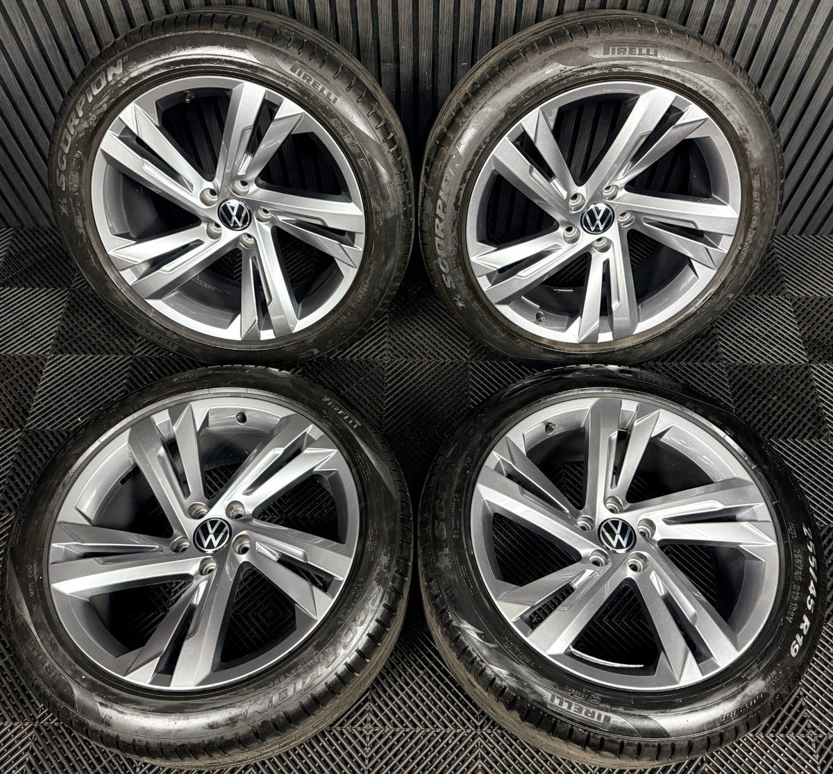 19'' VW Tiguan R Line Valencia Grey Alloy Wheels Tyre Alloys 5NA601025AG Genuine