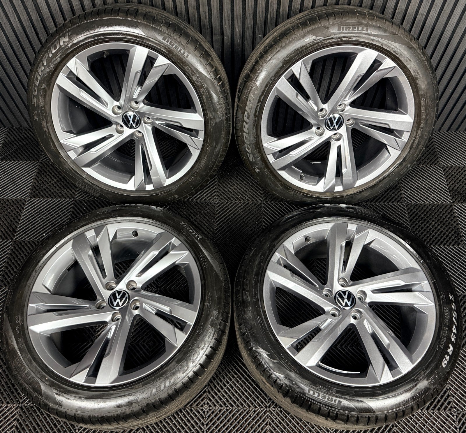 19'' VW Tiguan R Line Valencia Grey Alloy Wheels Tyre Alloys 5NA601025AG Genuine