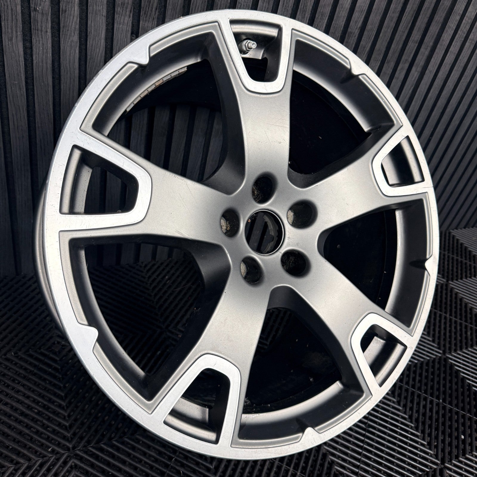 1X 20'' Maserati Levante 670044708 Alloy Wheel Single Rear Genuine