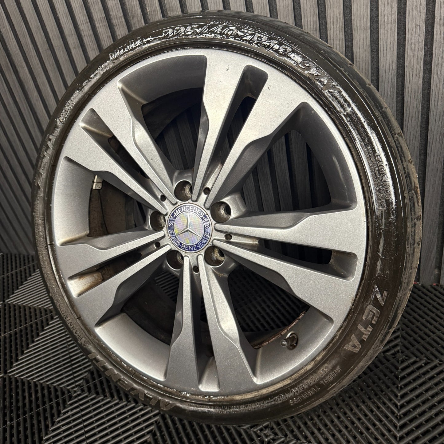 1X 18" GENUINE MERCEDES A CLASS CLA SPORT ALLOY WHEEL TYRE W176 W246 A2464010400