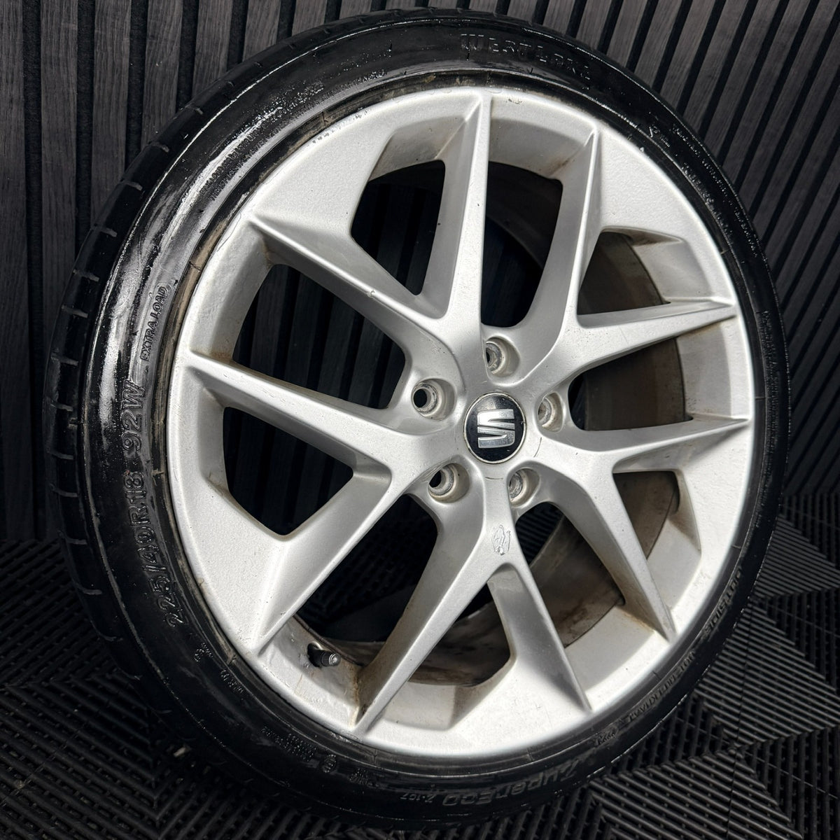 1X 18'' Seat Leon FR Performance MK3 Alloy Wheel Tyre Single Genuine 5F0601025F