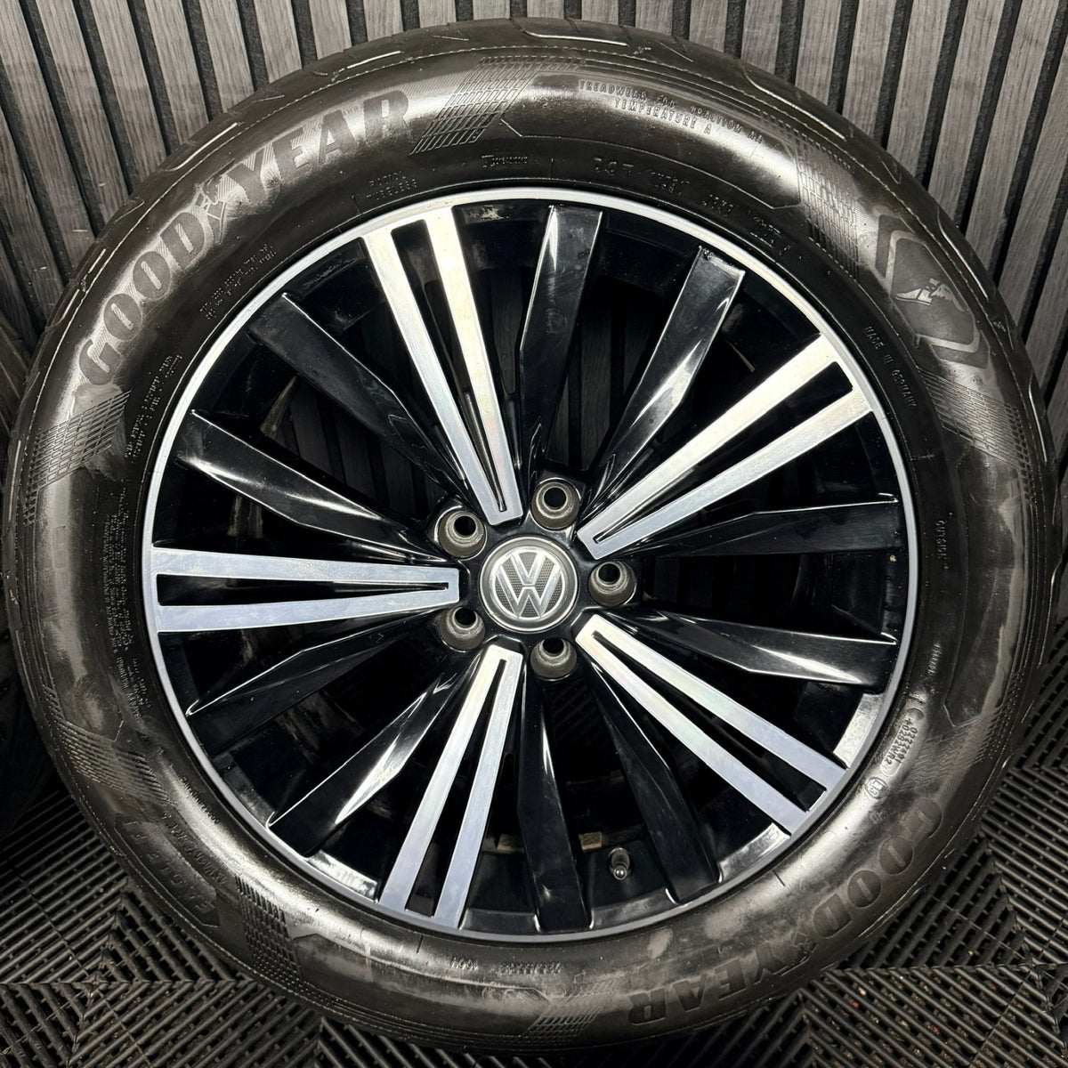 18'' Vw Tiguan Patagonia Mk2 Alloy Wheels Tyres Alloys 5NA601025AB Genuine