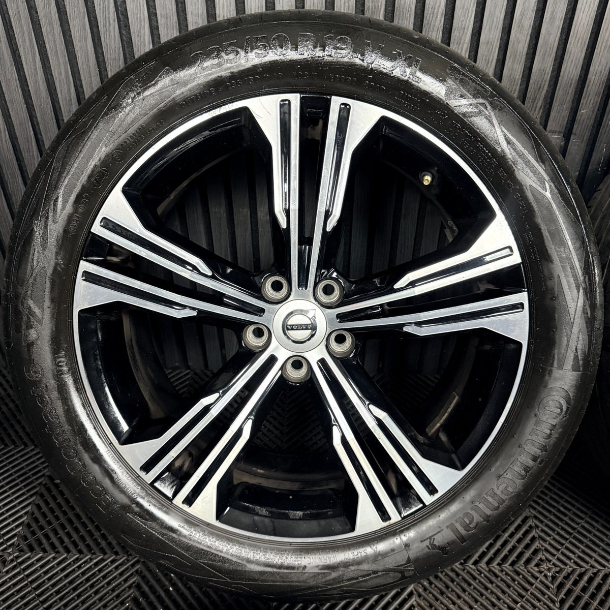 19'' Volvo XC40 R Design Alloy Wheels Tyres Alloys 5X108 31471556 Genuine