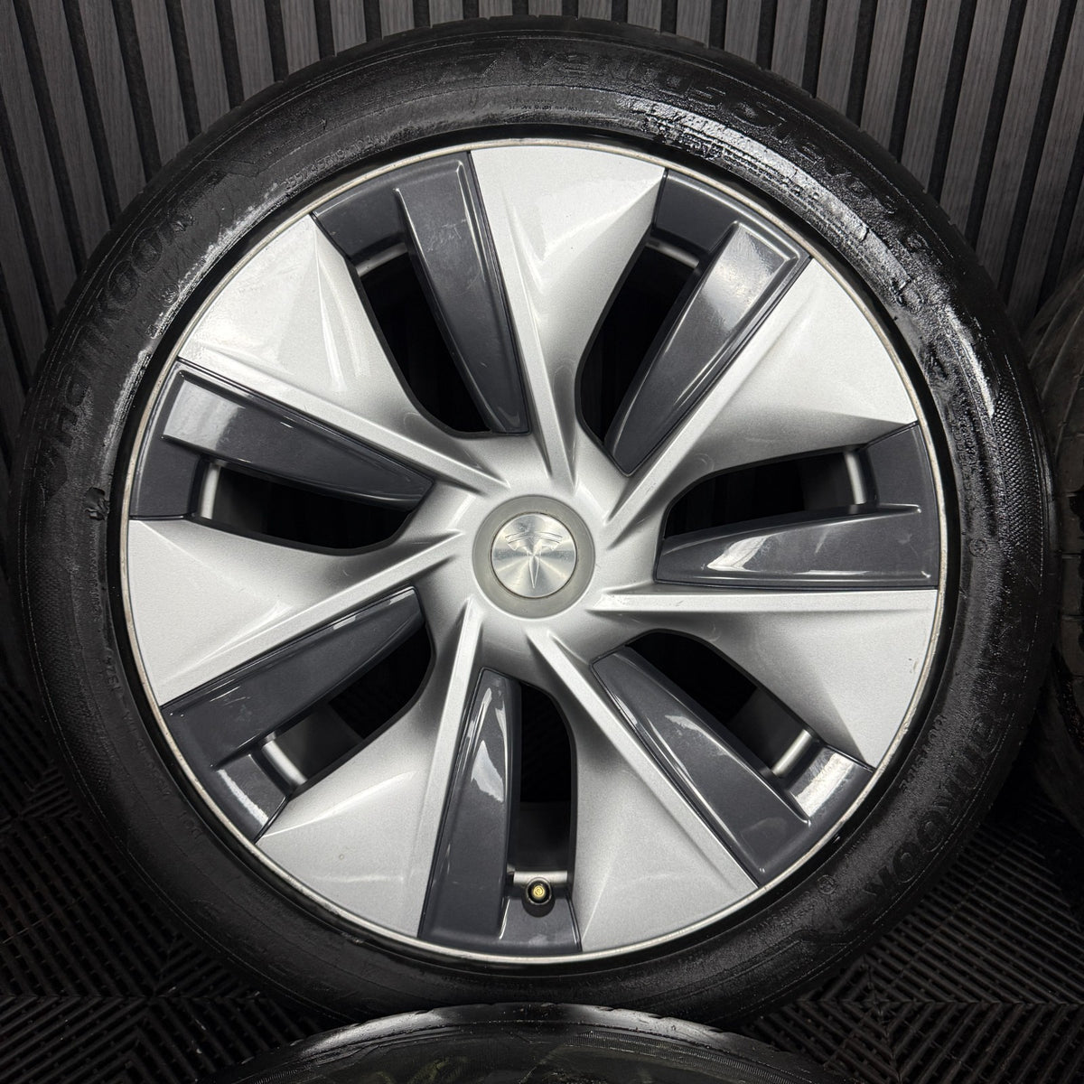 19'' GENUINE TESLA MODEL Y SILVER WITH CAPS ALLOYS WHEELS 1188222-00-B