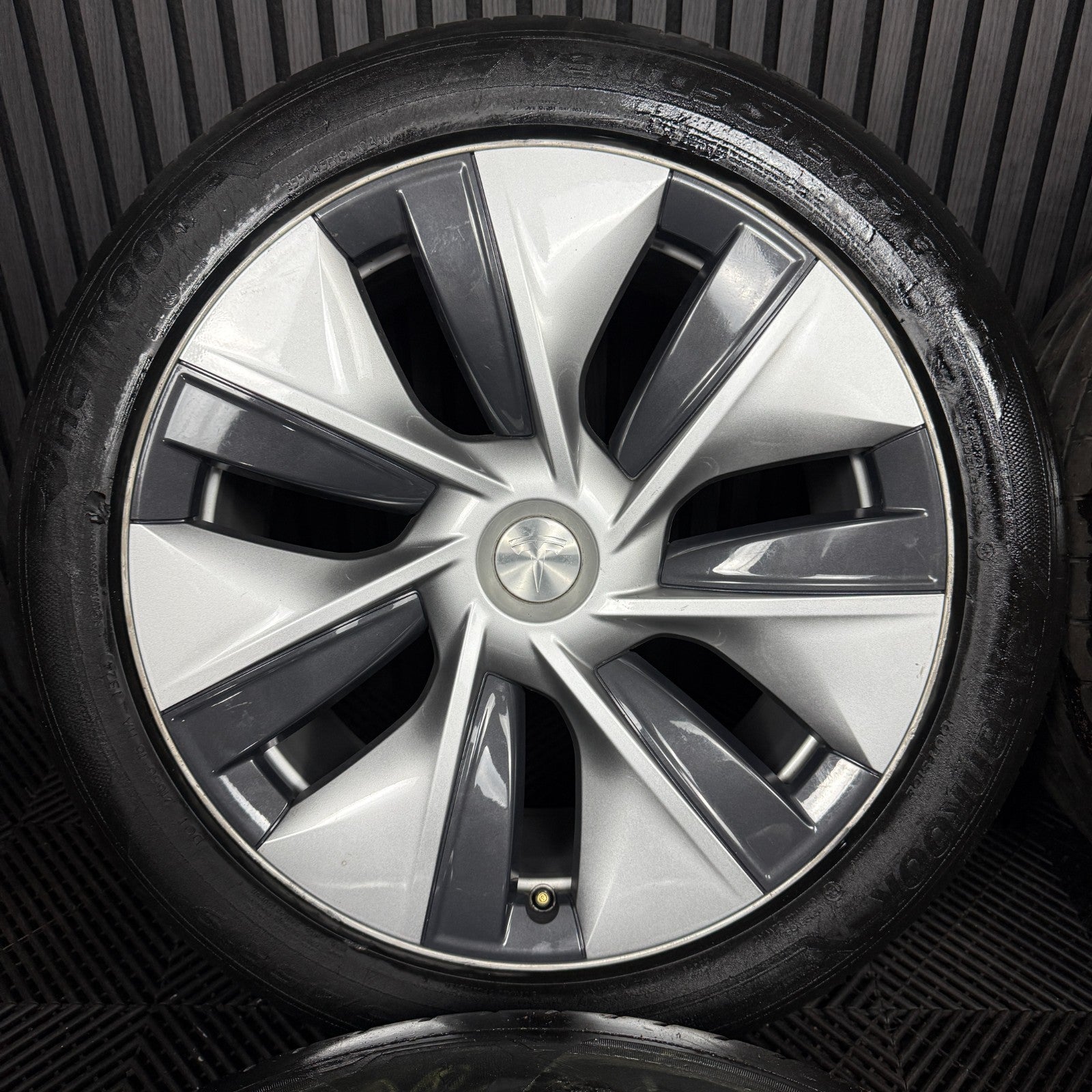 19'' GENUINE TESLA MODEL Y SILVER WITH CAPS ALLOYS WHEELS 1188222-00-B