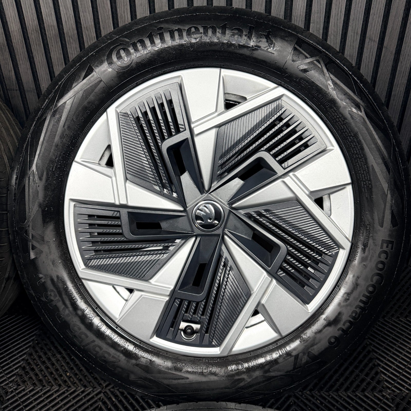 18'' Skoda Kodiaq Alloy Wheels Tyres Plastic Inserts MK2 57H601025 Genuine